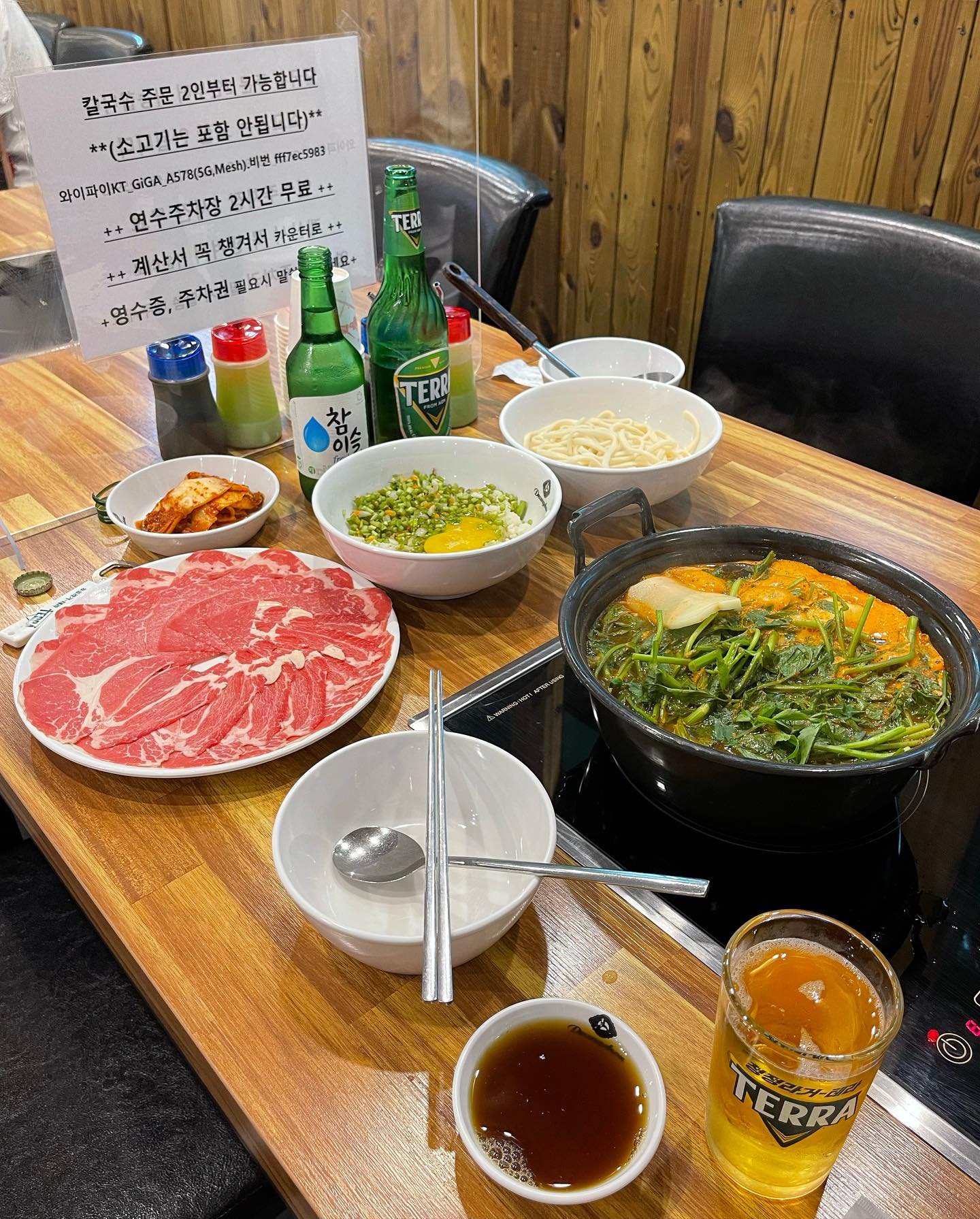 #광고 #인천연수동맛집 #등촌샤브샤브 

비도 오고 그래서 칼칼한 샤브맛집 생각이 났숴~

연수역 인근에 들렀다가 먹자골목에서 발견한 등촌샤브!
샤브샤브맛집을 떠올리면 0순위로 떠올리는 곳이쥬~

기본 빨간 국물에 버섯과 야채사리 칼국수에 볶음밥
소고기 세트메뉴 2인이 28,000! 와우~착해! +_+)b

식사로도 좋고 술안주로도 좋고 해장으로도 좋은 메뉴!
연수점은 채광이 좋아서 그런지 한결 쾌적하더라고요.

요즘 비도 자주 내리는데 국물 식사로 추천드려요~

🌼 인천 연수구 용담로118번길 11 
🌼 영업시간 10:30 - 23:00 (매주 수요일 정기휴무)

#인천맛집 #연수동맛집 #등촌샤브 #등촌샤브샤브인천연수점 
#연수동먹자골목 #연수역맛집 #연수구맛집 #인천샤브샤브 
#인천샤브맛집 #연수동칼국수 #연수동모임 #등촌샤브인천연수점 
#등촌샤브칼국수인천연수점 #incheon #foodstagrammer #🤤🤤🤤🤤