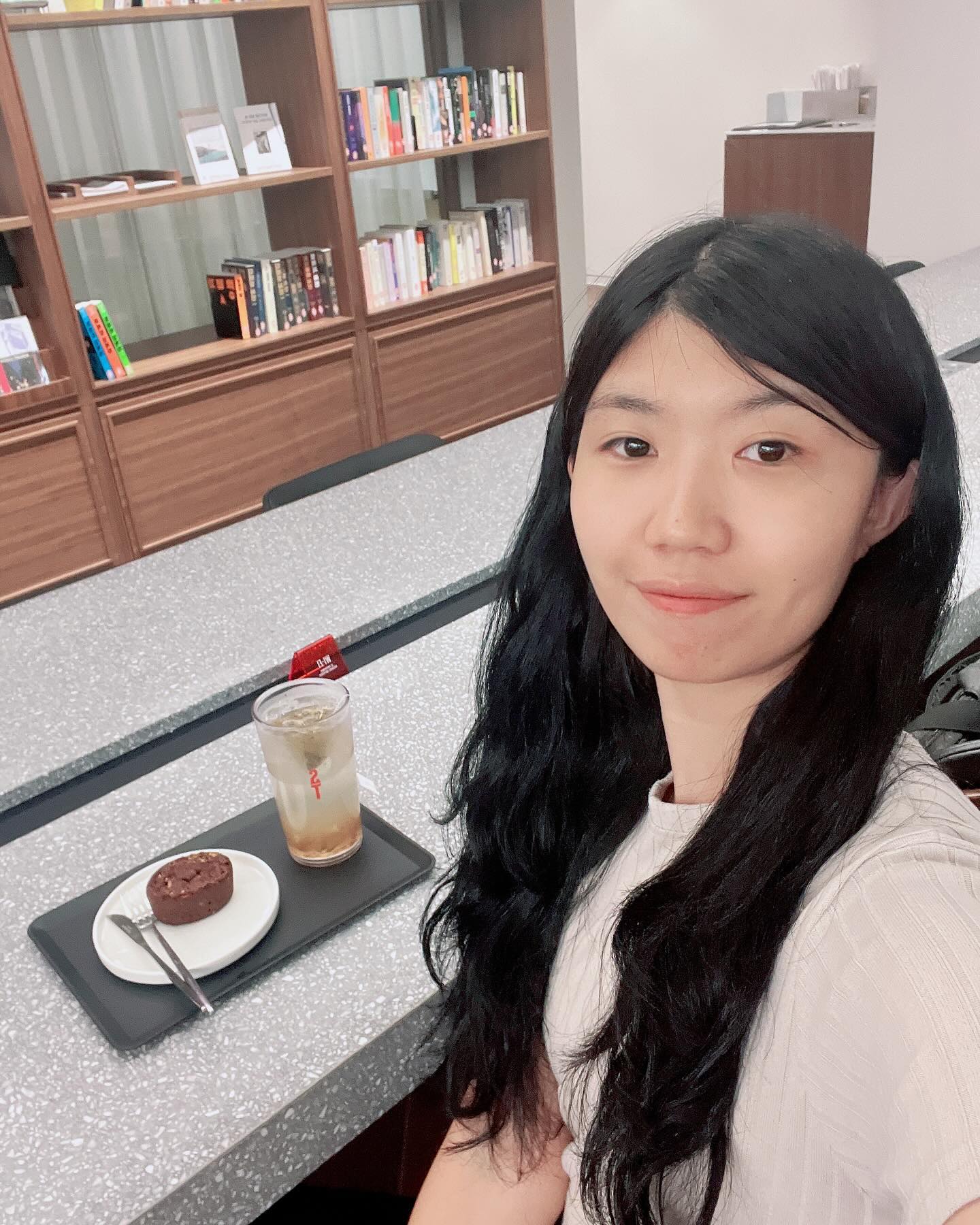 #협찬

스타필드 수원점에 입점해 있는 카페 타임체임버 바이 스템커피에 다녀왔습니다! 주말이면 항상 차들이 꽉 차고 들어가서 구경하려는 손님들로 항상 북적이는 스타필드에 저는 평일 저녁에 왔어요! 평일 문닫기 전에 왔더니 다행히도 사람이 많지 않았습니다!

타임체임버 바이 스템커피는 다양한 컨셉을 가지고 있었어요! 데이트와 친구끼리 친목을 다지기에도 좋은 배열의 의자들을 가지고 있었어요! 게다가 베이커리와 커피 및 음료 종류도 다양해서 주문할 때도 정말 고르기가 어려웠어요!
뿐만 아니라 게임을 할 수 있는 공간도 있어 다트나 노래도 부를 수 있었답니다!

안쪽 공간은 비용을 내고 들어가면 공부할 수 있는 스터디 카페처럼 되어 있었어요! 1시간에 2천원으로 할인 진행 중이니 체크해보세요!! ㅎㅎ 공뷰하시고 싶으신 분들 편한 공간에서 맛있는 음료 드시며 조용히 공부하고 집에 오기 전에 쇼핑하기도 너무 좋답니다!

회의실도 여러 군데 있어 다양하게 이용 가능했어요!
프린터기가 있는 공간도 있어 프린트 비용이 흑백은 50원 컬러는 200원이었습니다! 저는 마침 프린트 할 일이 있어 열심히 돈을 주고 프린트했습니다!
요즘 피씨방에서 프린트하려면 장당 500원 받는 곳도 많더러규요! 공부하면서 자료뽑고 하려면 저렴한 가격에 가능한 것 같아서 추천해요!!

CD플레이어도 대여해쥬시고 좋은 문장을 필사해볼 수 있는 공간도 있었어요! 이렇게 다양하게 할 것이 많은 공간이라 만족도가 높았구 편리했어요!

저는 청송사과 얼그레이와 티케이크 카카오 피스타치오를 골랐답니다! 달달하고 은은한 향이 있는 차와 함께 씹히는 맛이 있는 풍미 있는 티케이크가 잘 어우러져서 환상의 조화였어요! 

마지막으론 최근에 못 읽은 소설책을 잠시 읽었는데 너무 힐링되고 좋아서 다음엔 친구와 함께 와보려고 합니다!

모두들 스타필드에서 쇼핑하시며 지친 영혼을 잠시 달래보세요!

Address : 경기 수원시 장안구 수성로 175 (정자동) 4층 4292호
Cafe : stem_coffee 

#수원스타필드카페 #수원스타필드스터디카페 #수원스타필드미팅룸 #수원스타필드맛집 #수원스타필드카공 #수원스타필드회의실 #수원스타필드 #화서스터디카페 #수원스타필드데이트 #수원핫플 #수원스타필드가볼만한곳 #타임체임버바이스템커피