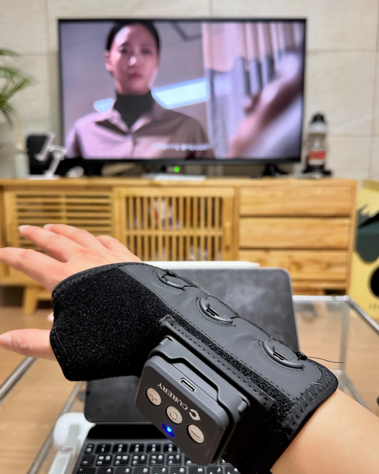 오늘도 고생한 손목을 위해👋

다들 파묘 볼때 안 보고 뒤늦게
불금 맞이 🍿영화로 파묘 보고 있어요!

아까 운동하는데 플랭크 동작 하는데
어찌나 뚝뚝 소리 나던지🥹

바로 큐어리 꺼내서 근육 마사지좀 해줬어요,,
진짜 하고 나면 한결 부드러워지는 손목을
바로 느낄 수 있어요 ㅠㅠㅠ 짱 시원해!!😭

이 맛에 마사지 하지!!☺️

부모님 선물 아직 못 고르신 분들
딱 기다리세요 ~~!!
큐어리 저주파마사지기 추천👏👏

✓ 최대 20단계 + 5가지 유형의 자극 조절가능하고
무선이라 일상생활중에도 편하게 사용 가능해요
국내생산에 어플리케이션을 사용하면 조작도 간편!

공구 기간에만 만나볼 수 있는 가격과
따로 구매해야하는 <리모컨, 쿨젤 > 세트!

✅ 5월 8일(월) ~ 10일(수) 3일간
공구가로 만나보실 수 있어요😉

.
.

#큐어리 #큐어리저주파마사지기 #손목마사지 #손목보호대 #부모님선물 #어버이날선물 #마사지기추천 #ems마사지기