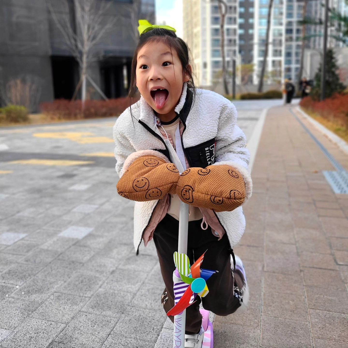 #광고 #킥보드장갑 

손이 따뜻해서 기분이가 매우 조크등요~ 😆😆

등하원  할 때 킥보드  타는 우리 딸

옷은 따숩게 입혔는데 손이 시렵다며..

그렇다면 #킥보드장갑 해야지

안감이 극세사 벨벳이라 따숩따숩 🩷

디자인도 이쁘고 ➰️

사용하기도 편해서 ➰️

너모 마음에 들어요 ➰️

어른이가 사용해도 되는 사이즈랍니다~

ᴛʜᴀɴᴋs ᴛᴏ ෆ  haruu.oneul

#킥보드워머 #퀵보드장갑 #자전거장갑 #겨울장갑 #어린이장갑 #핸드워머 #겨울필수템 #육아겨울템