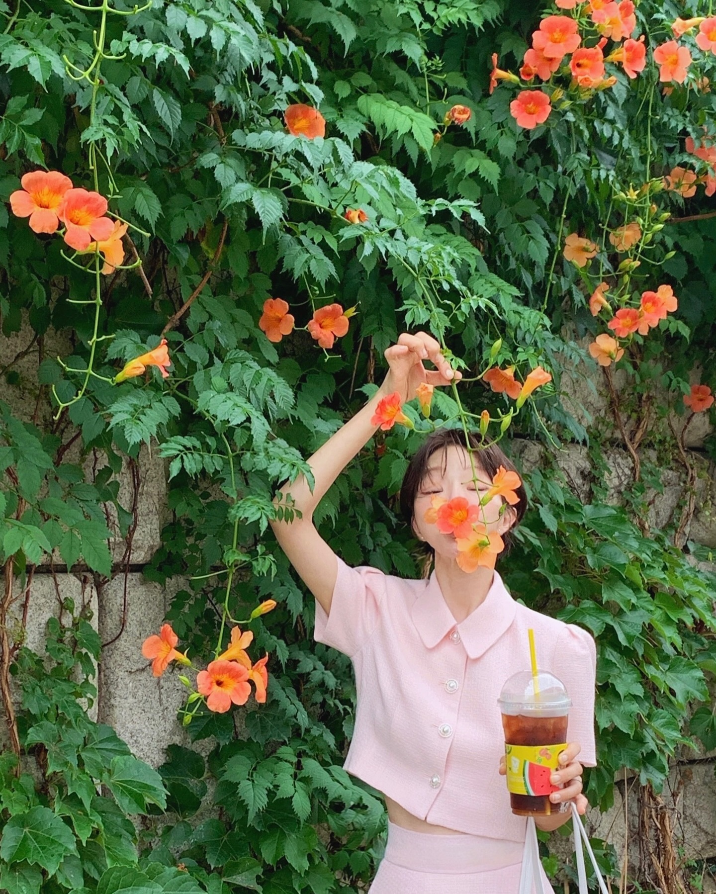 ⠀

감은 눈 사진 콜렉터 영촌씨. 아무래도 조용히 잘 때가 제일 예쁘다는 말이 넝담이 아니였던 듯 .... ͒_̈ ͒ ... ㅎ.. 그래도 하루종일 비 내리는 오늘 다시 보니 한결 화사해보이는 흐린 주말의 조각들

저는 조잘조잘 수다 떨면서 발길 닿는대로 걷고, 새로운 무언가 발견하면 아이처럼 신나하기도 하고, 군것질 실컷 하는- 그런 소소한 무계획 데이트가 가장 좋던데 .. 🩵🩵 여러분은 어떤 스타일이에오?

⠀
#오락가락일기예보 #럭키비키데이 

#장신만들어준다고 #투턱샷만열심히찍는남편 
#사진강습보낼까 #진지하게고민중 #갬성샷은언제쯤