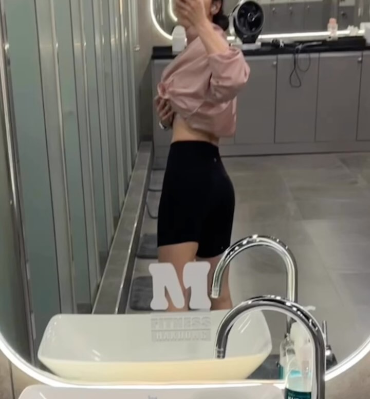 월요일 하체하고
빵댕이 어떻게 찍어야하나 나름 연구를..🧐
크흠..! 

겸사겸사 새로 산 바이커쇼츠와 반스 자랑하기😉😉

더위 먹어서 엄청 빡시게는 못했슴당,,
그래도 헬스장은 에어컨이 나오니
힙쓰 40kg 4세트 정도는 쳤다구요😉