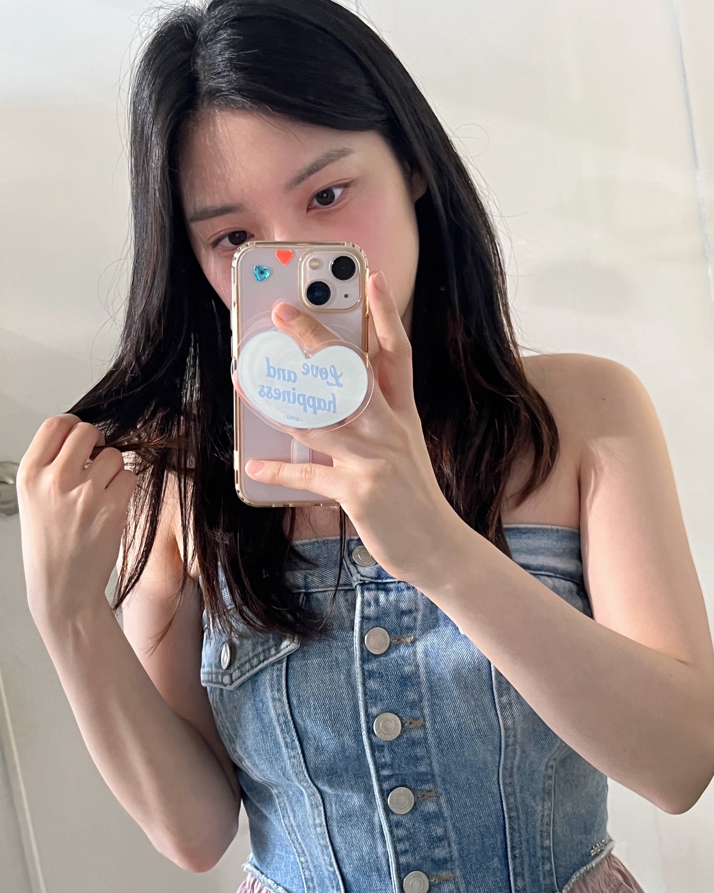 onu_case #오누케이스 #맥세이프그립톡
첨 써보는 맥세이프그립톡 이거 하나 꼈다구 갬성max잖아
자석에 딱 달라붙는 게 맘에 들고 떼면 바로 투명케이스로 사용할 수 있음! 맥세이프 보조배터리도 하나 장만하고 싶단 말야🙃

오랜만에 #강화도스페인마을 가서 ☕️🍽️
브런치 먹구 드라이브도 했다🏎️

첨 가본 성수 무탠다드! 가을맞이 슬랙스 구매완✔️
.
.
.

top : palejade.shop 
bottom : double__cong 
shoes : newbalance 
griptok : onu_case