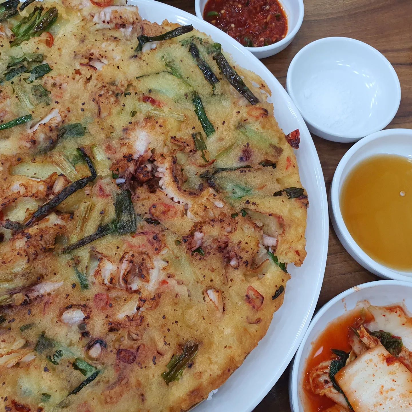 #오늘점심뭐먹지 

눈오는날 칼국수에 해물파전도 괜찮구나!
가보고싶었던 곳! 
국물 칼칼하고, 파전은 바삭하니 맛 좋다.

#얼큰해물칼국수
#얼큰닭한마리칼국수
#해물파전
#육해공생칼국수
#육해공생칼국수논현점
#인천칼국수
#인천논현칼국수