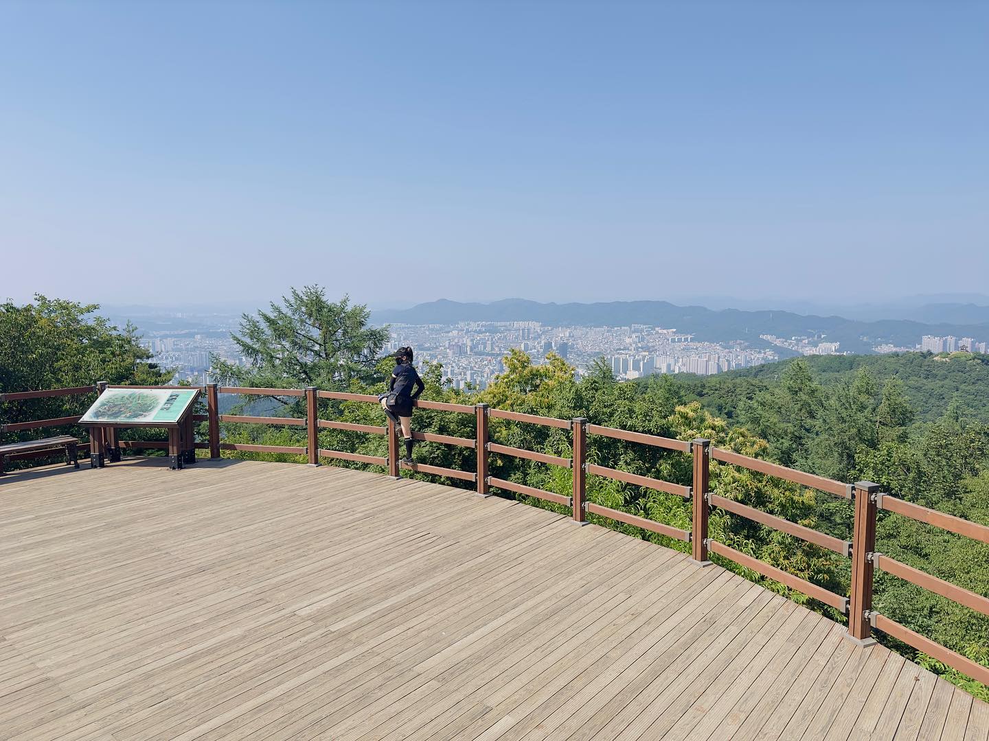 #보문산
평소 야등으로 보문산성(계단길) 자주 갔는데
이번에는 전-혀 다른 코스인지 몰랐어요.

📌시루봉(정상)-보문산성-하산
🚗 입구에 큰 주차장 이용

말 안듣는 철부지 어른아이는
무거운 몸 이끌고 신난다고 위험한데 걸터 앉아서 인증샷 요청
(나 언제 또 갈지 모르니까🥲)

(이 코스는 계단길보다 훨씬 자연냄새 맡기도 좋고 추천해요 :)

반년만에 간 등산인데 제일 꽁찌인데도
기다려준 등산팅구들 덕분에 즐거웠어요!
얼음물도 너모나 감사합니다🤍
