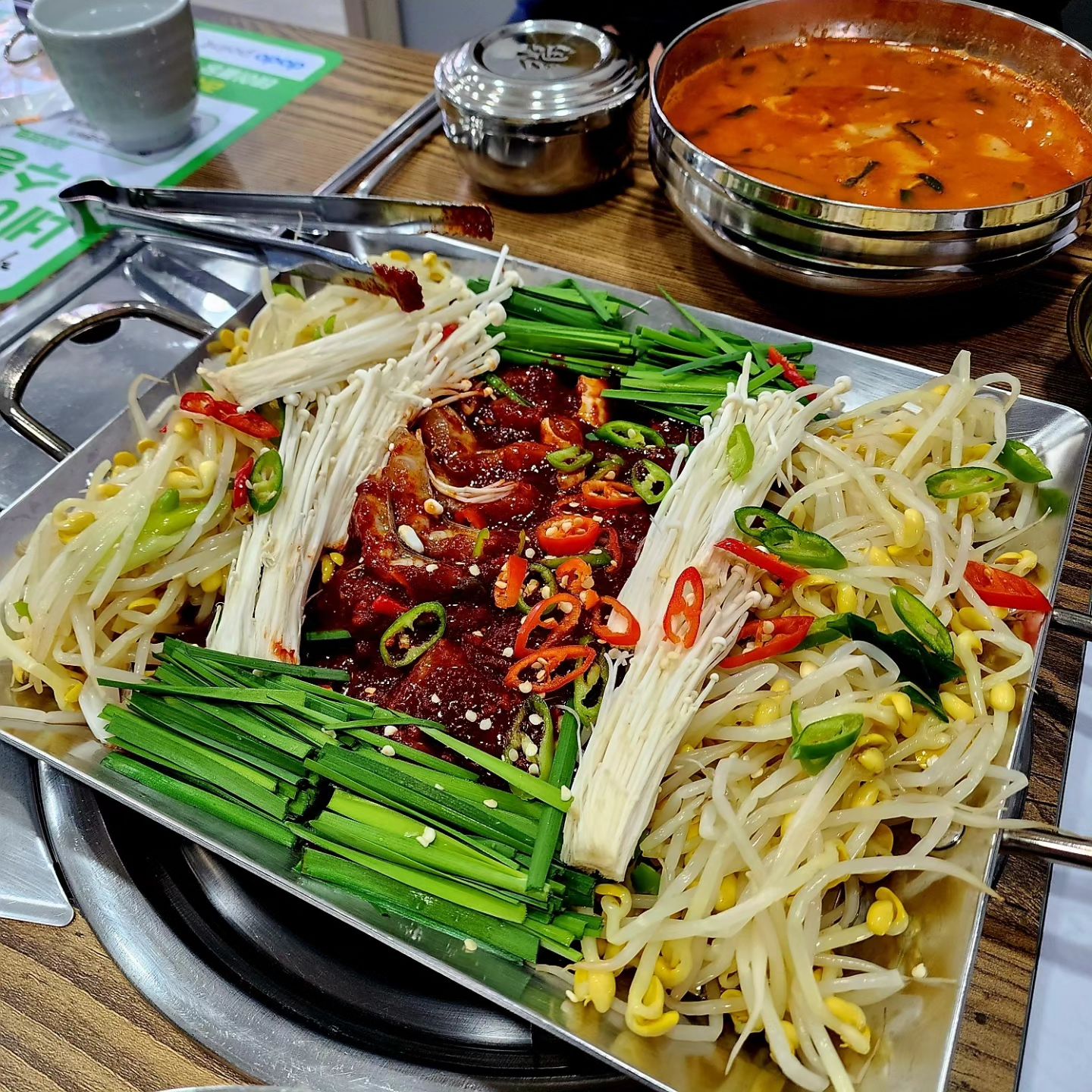 협찬)며칠전에 릴스 올렸던 #자연속민물이야기 

메기불고기 40.000
어탕칼제비  9.000

메기불고기 여기서 처음 보고 
처음 듣고 처음 먹어봤는데
저 메기,매운탕,어탕 이런거 안즐기거든요?

근데 메기불고기 매콤달달 너무 맛있어서
밥까지 볶아 먹었구요. 엄빠랑 같이 갔는데
부모님도 맛있게 잘 드셔서 뿌듯했어요! 헷

어탕칼제비도 깔끔하더라구요. 비린내 1도 엄써!
민물고기 특유의 흙냄새, 잡냄새 일절 없음!

사용되는 재료 모두 국내산이고👍🏻
밑반찬도 다 맛있어요. 사장님도 친절🙂

재방문의사 있음 부모님 모시고 꼭 가보세요~!!!

9번째에 귀요미 사진있어요.
사진 끝까지 봐주세용ㅋㅋ
저 8.6키로 빠져써요(한약다이어트중ㅋ)

#대구맛집 #수성구맛집 #대구시지술집 #대구시지맛집  #대구보양식 #대구민물고기전문점 #대구매운탕맛집 #대구메기불고기 #메기불고기 #어탕칼제비 #어탕