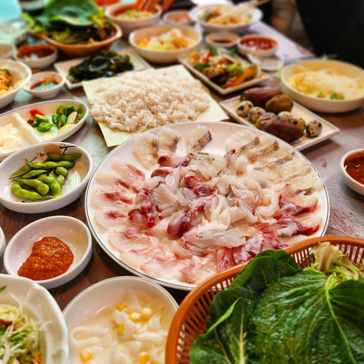 👉#기장 #대성장횟집
.
신선한 모둠회!🐟
어릴 때 물고기인 줄 모르고 먹던
꼬숩 포슬 아나고!!
.
찬도 이것저것 다양해서
회 많이 안먹는 내가 집어먹을 거 많고
마지막에 나오는 호박전인지 호박빵이지 모를
특이한 저게 별미ㅋㅋ
.
2층은 기장 바다뷰라
탁트여서 시원하니 좋음🤩
.
사장님, 직원부들 친절하고
회 맛있는 대성장 횟집 촵촵😋
.
.
.
.
.