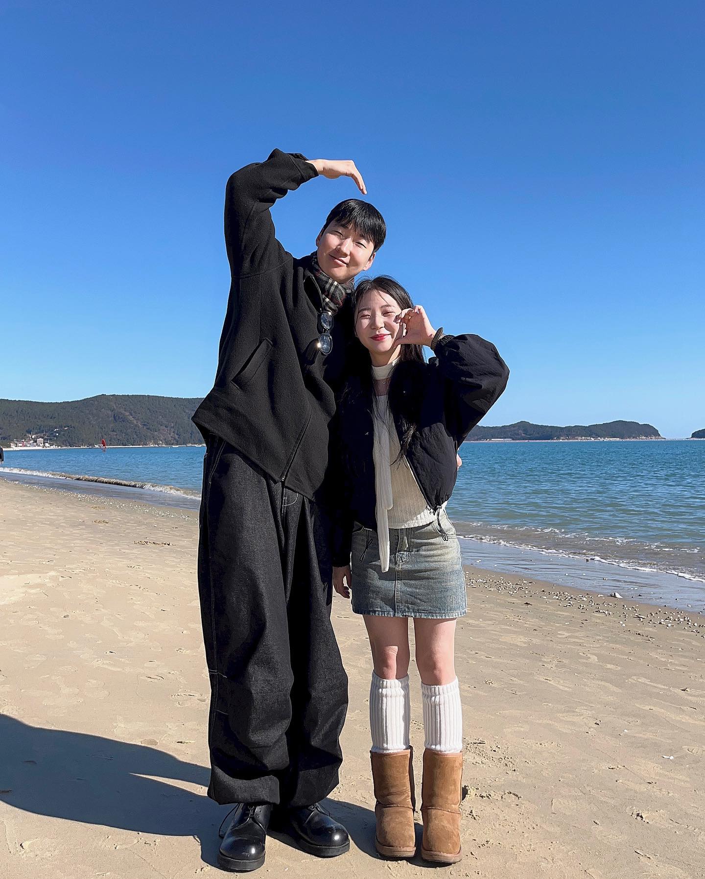 👩🏻‍❤️‍💋‍👨🏻 + 🌊 + 🐚 = 🤍