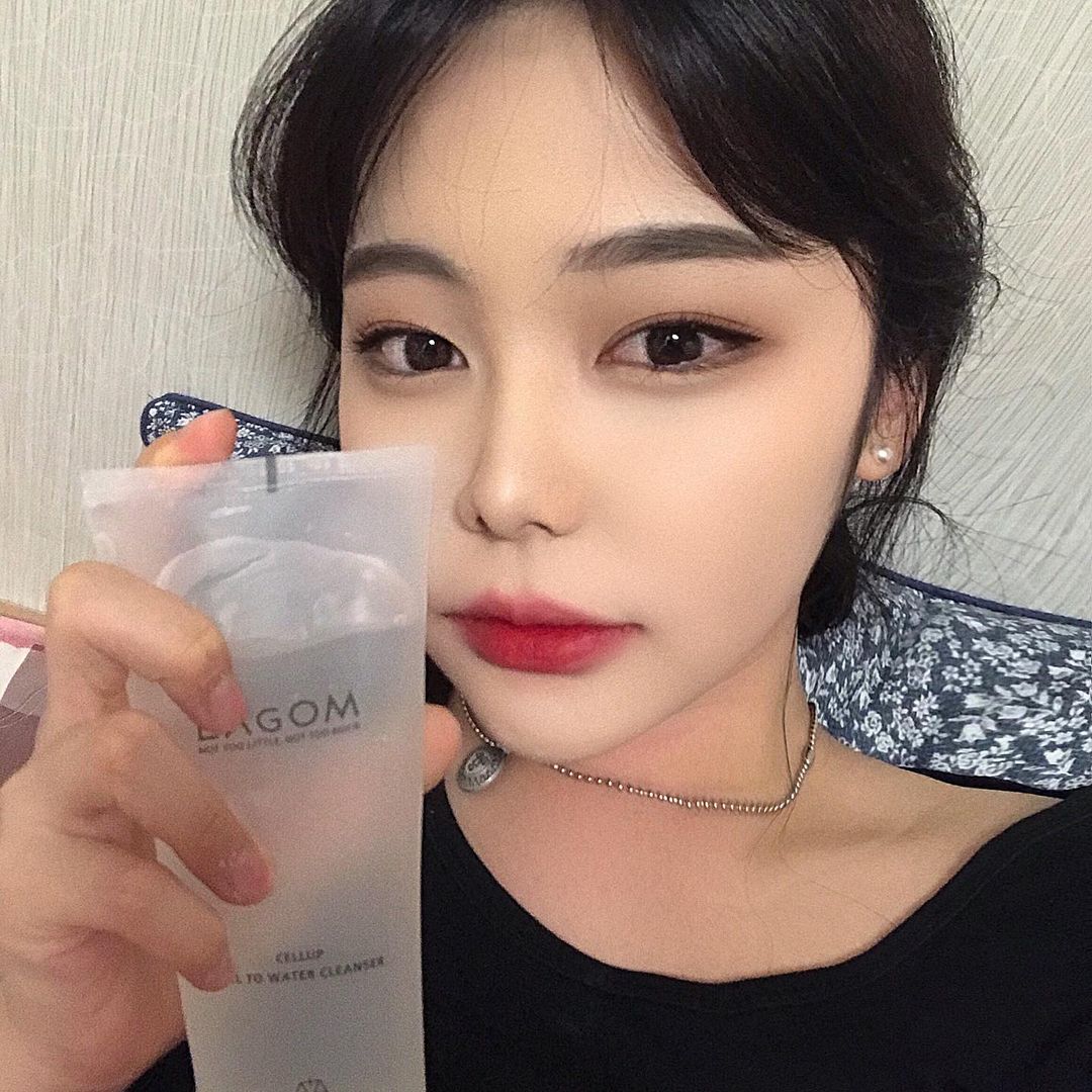 이하나 on Instagram: “#광고 @lagom.official 라곰 셀럽 젤 투 워터 클렌저 클렌저 자체가 순해서 얼굴에 자극없이 쓸 수 있어 아침에 간단하게 세안 용으로 쓰기 좋은 제품이에요 :) 그렇다고 화장