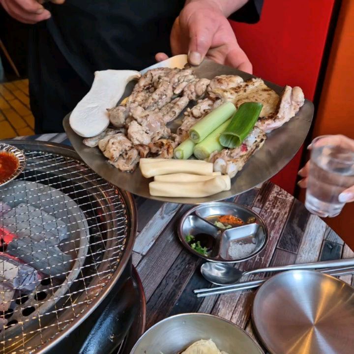 여기가 일본이야 포장마차야!??
맛있는 닭구이와 하이볼을 즐길 수 있는 
충북대 중문 #니와토리

사장님이 직접 인테리어한 독특한 컨셉으로
일본 거리 포장마차?에 있는 듯한 공간!!

 
숯불에 여러 가지 닭 부위를 직접 구워 먹을 수 있는데 
모든 부위가 정말 신선해서 어찌나 부드럽고 맛있던지요

주문하면 바로 불쇼를 보여주시며 
초벌 구이를 해주시더라고요🔥🔥🔥
가게 가운데에 큰 철판이 있어서
여기서 불쇼 보는 재미가ㅎㅎ

이렇게 초벌된 닭구이🐔
친구랑 도란도란 이야기하며
한 점 한 점 안주로 구워 먹기 딱 좋았어요~~

⭐️겉바속촉 그 자체
속은 어찌나 촉촉하고 부드럽던지요
닭구이에 빠져버린 ( ﾟーﾟ)💕

여기에 하이볼 맛집이라  함께하니 맛이 두 배가 되었어요

형제분들이 운영하시는 곳인데
사장님들도 친절하시고 유쾌하시던지요ㅎㅎ

후식으로 탱글탱글 모찌리도후까지있어 
입가심하기도 너무 좋았어요

벚꽃놀이 하고 충대 니와토리로 1잔하러 고고🌸

#니와토리#사창동고기집#사창동맛집#사창동닭갈비#사창동술집#청주회식장소#청주맛집#청주술집#청주닭갈비#청주#사창동