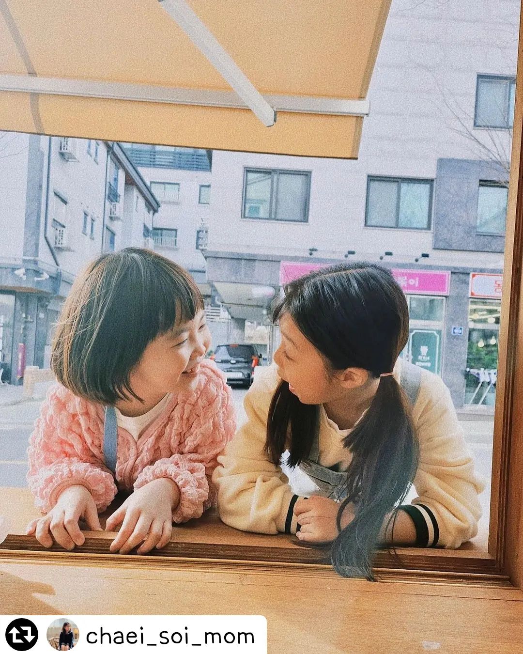 #리그램 - chaei_soi_mom by get_regrammer
주말 내내 붙어있고도
헤어질때 되면 아쉬운 너희 ෆ 

어제 고깃집에서 
채이가 학교에서 자기 말고 
다른 친한 친구 생겼다고 
오열하던 귀요미 ෆ 

3살때부터 일주일내내 보던 날도 
허다 했는데 
학교가 달라지니 
주말이 애틋 하네 

_bongyeosa 

#주말일상#이모네가게에서#블록방에서
#예서채이#찐친#bf#bestfriends