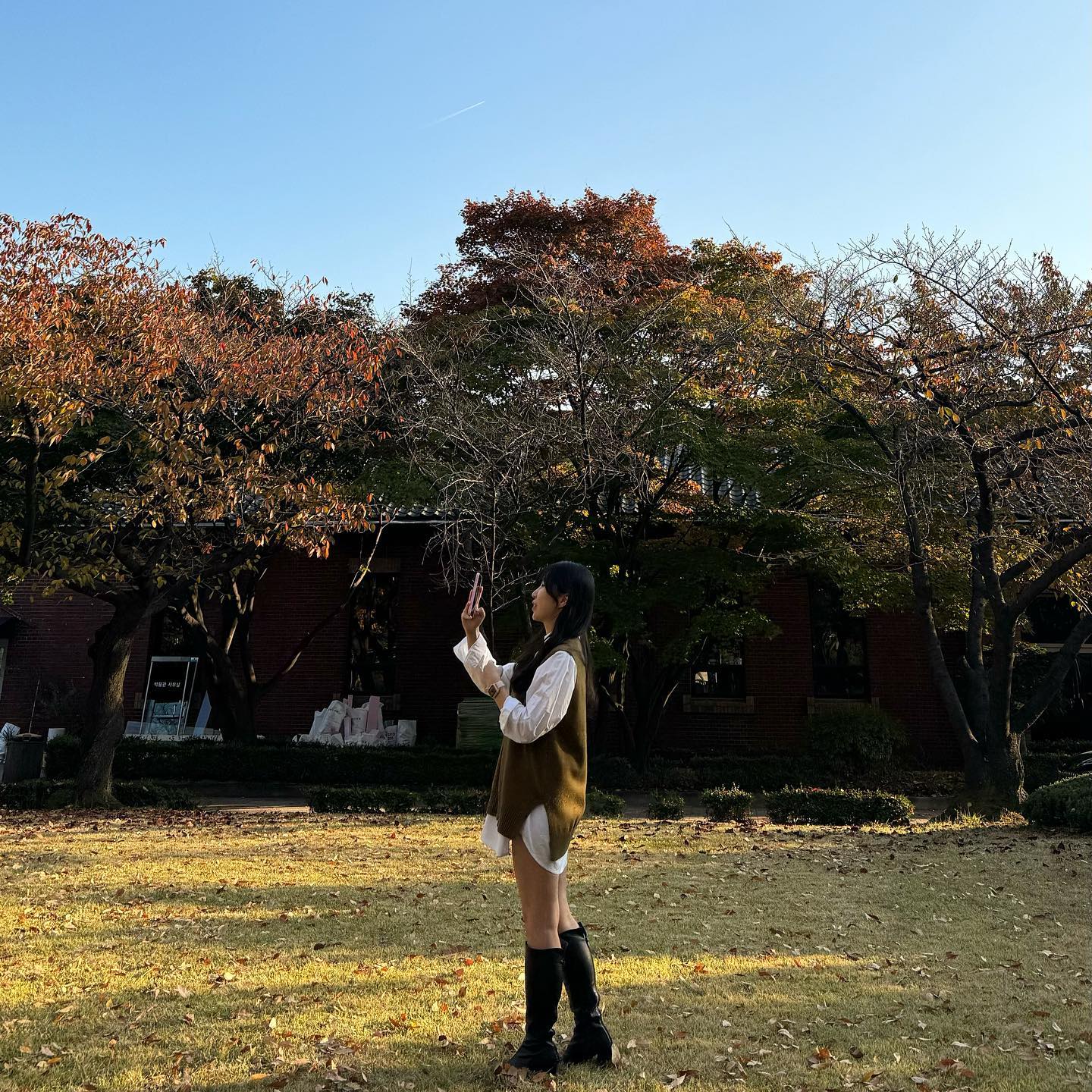 가을 죽어도 못 보내…🤎🥹🤎

1. 정독도서관 단풍 나들이🍂
2. 달이 예뻤던 날
3. 그 달을 담고 있는 낭만적인 사람들🌙💗
4-5. 짱구 보러 가서 텅장된 날💸
6-7. 칭구랑 핫플이라며 신난 곳 #죠죠 
8. 성동구민에게 반가운 팝업 #엽기떡볶이 ❣️
9. 우연히 간 핫플 #서울브루어리 또 갈 거야🎀❤️
10. 갑자기 송도 가서 갑자기 교보문고 가서 책🙊🌈💗