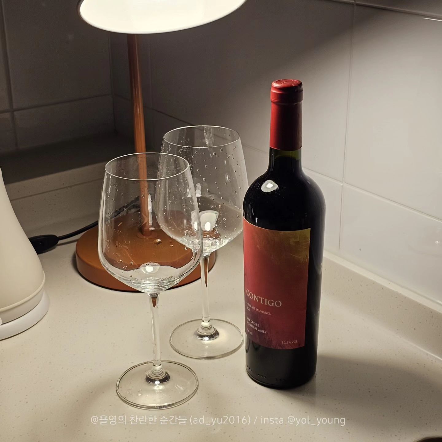 #가성비와인 #레드와인추천 🍷🍷

슬슬 파티하기 좋은 게절, 가을이 옵니다!(??)
가성비 좋고, 와인 입문자들도 부담없이 마실 수 있는
레드와인 추천드려요. 

결혼식 답례품으로도 자주 보이는 #꼰띠고까베르네소비뇽
#꼰띠고 와인은 저희 아빠가 결혼식 답례품으로 받아오셨는데요. 

우리집에서 알아주는 와인러버인 저에게 바로 너 마셔라~ 하고 넘겨주셨던 ㅋㅋ 

시중가는 약 5~7만원 선이라고 해요. 
칠레산 와인으로 낮은 당도, 적당한 산도가 매력적이에요.

고기와 함께 즐기기 좋은 레드와인이지만 해산물이랑도 잘 어울린답니다. 저는 오랜만에 모듬회랑 생새우 주문해서 같이 페어링 했답니다 😁

쌉쌀한 맛이 너무 맛있었던 #레드와인 기회가 된다면 한 번 드셔보세요옹~ 

.
.
.

#와인추천 #와인스타그램 #먹스타그램 #맛스타그램 #먹스타 #맛스타 #와인안주 #가성비와인 #와인선물 #와인선물추천 #레드와인추천 #파티와인 #와인러버 #와인파티