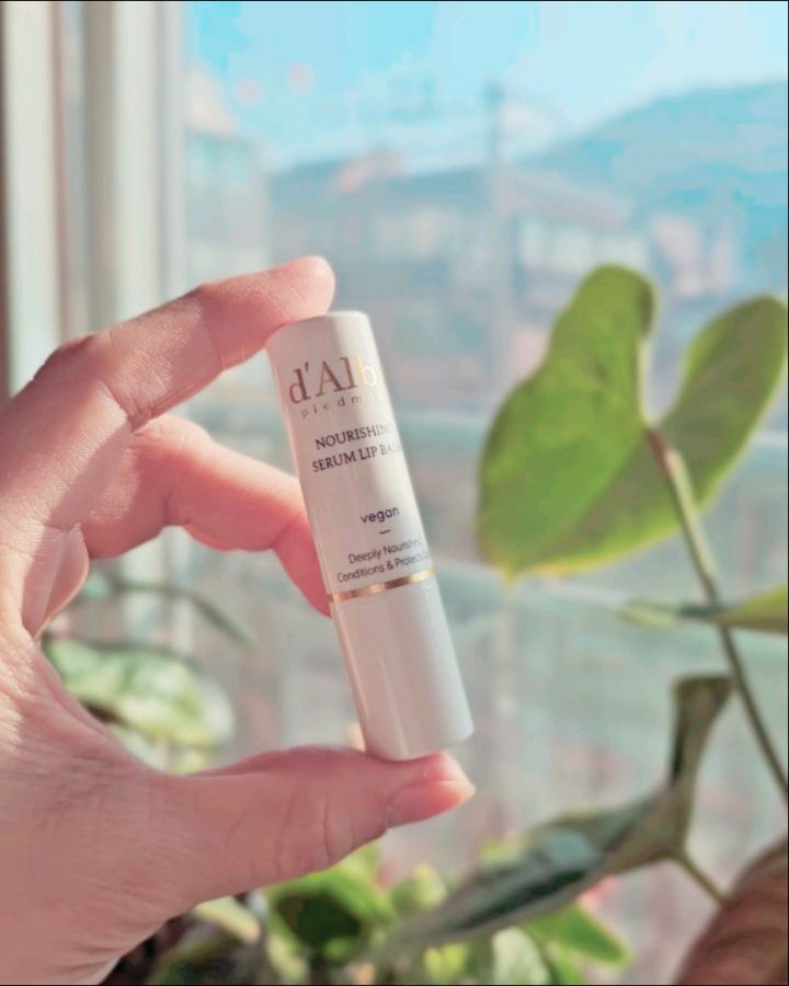 #제품협찬 

극건조한 내 입술을 위한 립 세럼 #달바립밤 💄

넘 건조해서 각질도 일어나는 메마른 입술인데
요즘 요 립밤으로 💦 촉촉하게 지내고 있어용

바르자마자 놀랐던 너무나 크리미한 텍스처~
정말 부들부들하게 발려요♡

▫️▫️▫️▫️▫️▫️▫️
💁🏻‍♀️달바 세럼 립밤은요~

✨️독자적인 특허성분 트러페롤, 시그니처 오일 블렌딩으로
  영양과 보습을 한번에~

✨️이탈리아 브이라벨 비건 인증,
 독일 더마테스트, 국내 저자극 테스트까지 완료한 안심처방!
▫️▫️▫️▫️▫️▫️▫️

끈적임 없이 산뜻해서 수시로 부담없이 덧바르기도 좋고
가벼운 밀착력으로 오래동안 보습감이 유지되어용

촉감과 그립감까지 좋은 사이즈!
가방 안들고 나갈 때도 주머니에 꼭 챙겨다녀요~

.
.
.
dalba_piedmont 🫶🏻
#립밤추천 #엄마도여자다 #엄마생활 #kbeauty