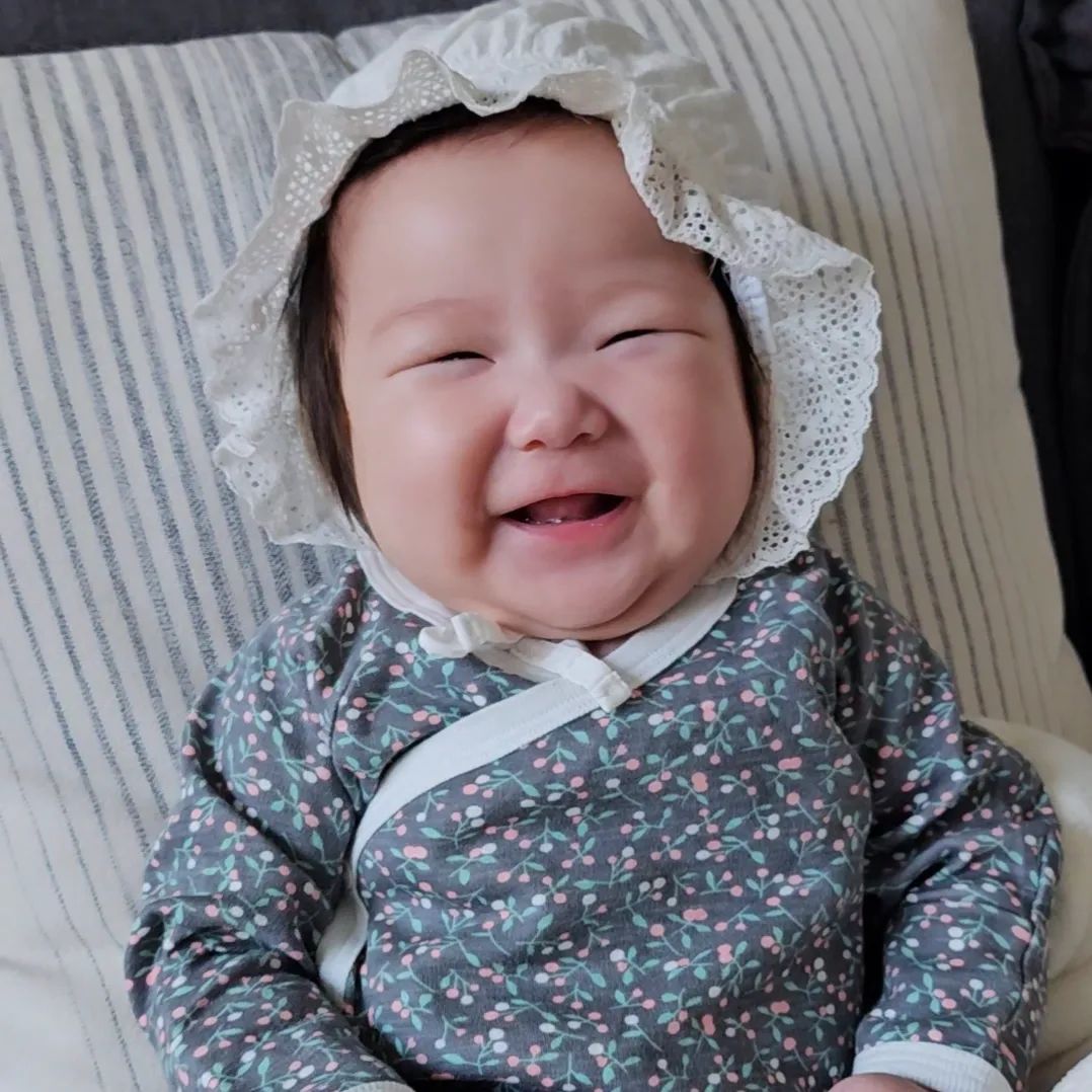생후 135일 

목소리 커진 이쏠 
응-애☆ 같았던 목소리가 응------애!!!!! 로 바뀌고 있는 요즘

4개월인 지금도 시간이 어찌나 빨리가는지 
정신을 못차리겠는데
담달이면 벌써 이유식 준비를 해야한다 

남의 애는 빨리큰다는데 
성이솔은 내 애구만 왤케 빠른거야 
손냄새 목냄새 귀냄새 시큼시큼 퀘퀘냄새까지 
너무나 사랑스러움 💞 

막 울때 고막이 울리는것 같다가도 
폭 안으면 진정되서 숨이 골라지는걸 느낄때 
나도 안정감을 같이 느끼면서 
둘 낳길 너무 잘했다 생각이 든다 진심으로💛

언니오빠들 오기전에 
주아언니랑 사랑 듬뿍받으며 뒤집기 연습을 했는데
할것 같은데 안하는 이솔

천천히 해도 좋으니 되집기를 거의 동시에 했으면..😇
ㅋㅋㅋ 
가는날이 장날이라 오늘 4갤접종 못했는데 
오늘 날씨무엇 내일 비안오면 또 접종하러 나가봐야지 
이모 삼촌들 좋은밤되세요 ♡