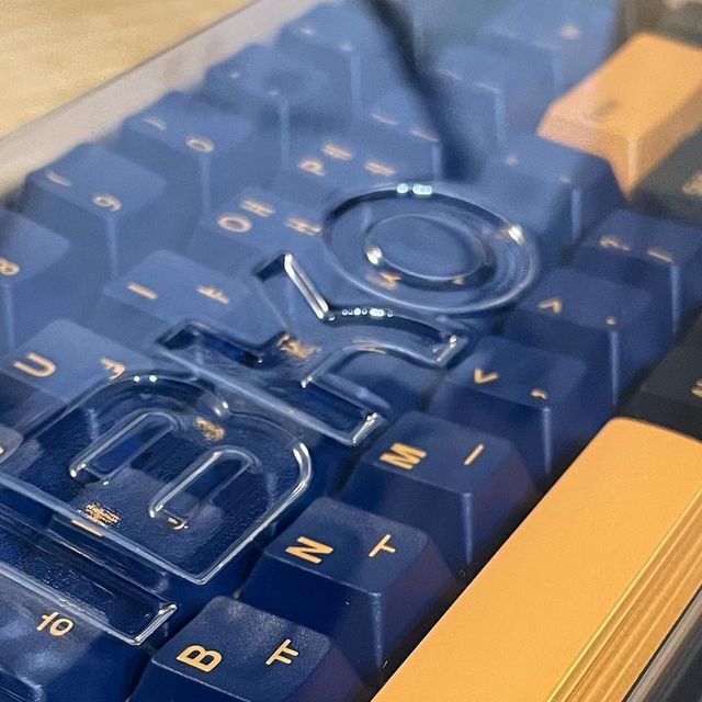 Jee Woo Kim on Instagram: "#협찬 #앱코 #기계식키보드 . . K660M-L68 무선 블루투스 미니 기계식 키보드 . . 노랑노랑 포인트로 컬러감이 예쁘다 노랑을 애정하는 일인~ . . 박스가 묵직해서 왜지ㅣ 했