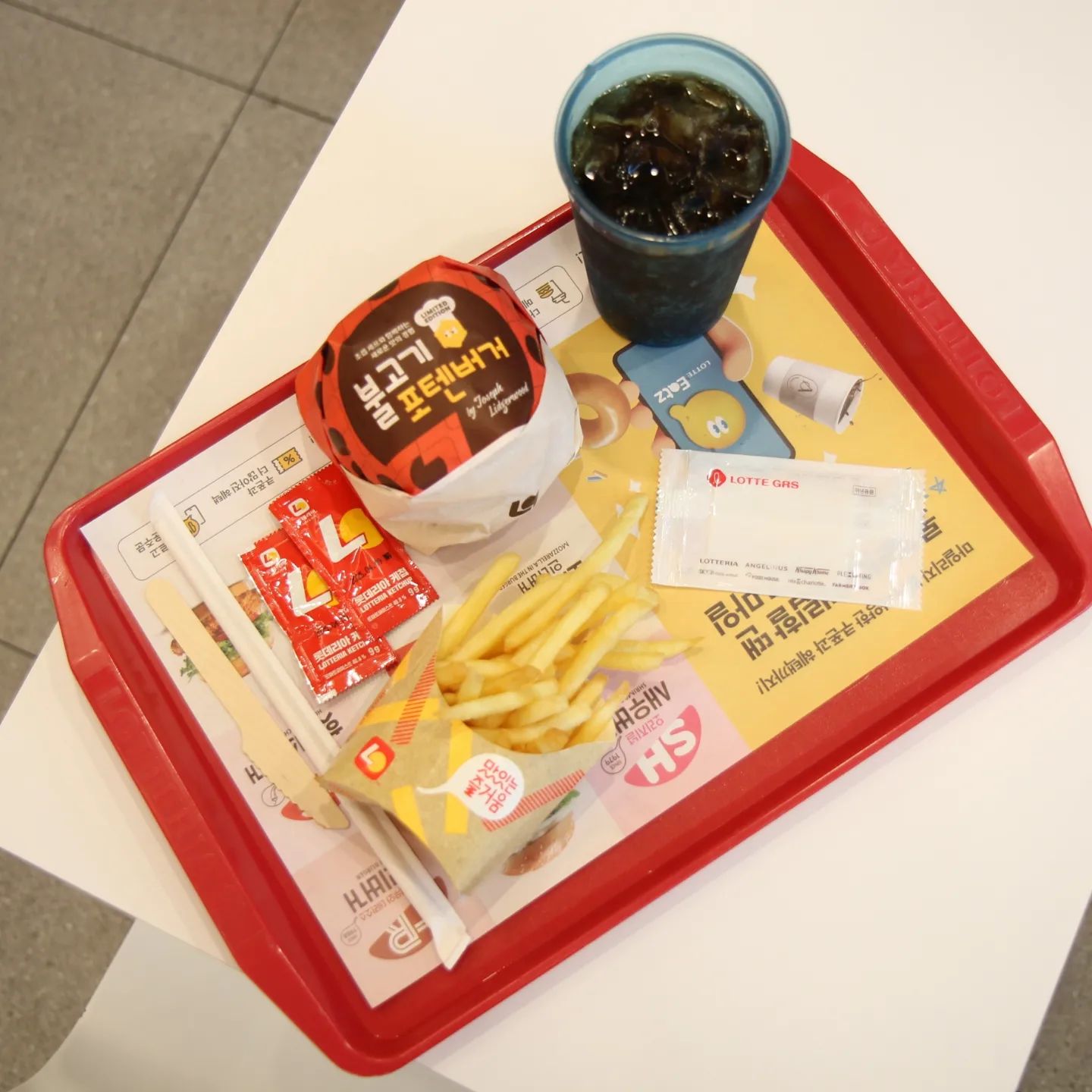 #광고
간단한 #아침메뉴 버거맛집 롯데리아에서 한끼 해결
신제품 #롯데리아 #불고기포텐버거 세트로 먹었는데요
외국인 쉐프 '조셉 리저우드'와 협업해 만든 제품으로 깻잎 매실청과 포텐패티를 활용해 불고기의 맛을 더욱 풍부하게 해줘서 패티와 소스의 조합이 한국적이면서도 외국인들이 좋아할만한 맛으로 매력있더라구요
달콤새콤 고기의 풍미까지 더해져 식감도 넘 좋았어요^^

추가로 새로운 소식 알려드려요
롯데리아의 #불고기버거 새이름이 #리아불고기 로 바꼈는데요
요새 아주 핫한 배우죠? 천우희 배우를 모델로 발탁해 CF를 찍었더라고요
CF 영상에서 외국인 분들이 롯데리아 버거를  먹고 느낀 점을
브레인 아트라는 테크를 통해 표현했는데요
버거를 먹고 뇌에 전달되는 뇌파를 AI 작업으로 이미지화하는 거라고 해요
저도 이번에 처음 알고 이런 기술이 있다니 완전 신선한 충격 받았습니다!
영상에서 맛의 표현을 임팩트 있게 브레인 아트 비주얼로 연출해 더욱 인상적이었어요.

그리고 
롯데리아 SNS/유튜브 채널 이벤트 소식!!
롯데리아 인스타그램 공식 채널과 유튜브 채널에서 진행중인 이벤트
7월 18일부터 8월 15일까지 
맛있는 생각을 모아 AI그림으로 그려주는 #내가생각하는리아세상 인증 이벤트가 시작하는데요
롯데리아 인스타그램 하이라이트 속 #내가생각하는리아세상 프레임을 저장하고 불고기 포텐버거에 대한 맛있는 키워드를 넣어 내가 생각하는 리아 세상을 만들어 주세요!
다양한 경품이 있으니 버거도 먹고 이벤트에 참여해 보세요
자세한 이벤트 내용은 lotteria_kr

#롯데리아불고기포텐버거#불고기버거신제품#신제품#버거신제품#버거신제품#버거맛집#햄버거#롯데리아이벤트#롯데리아버거#KOREAGORIA#lotteria