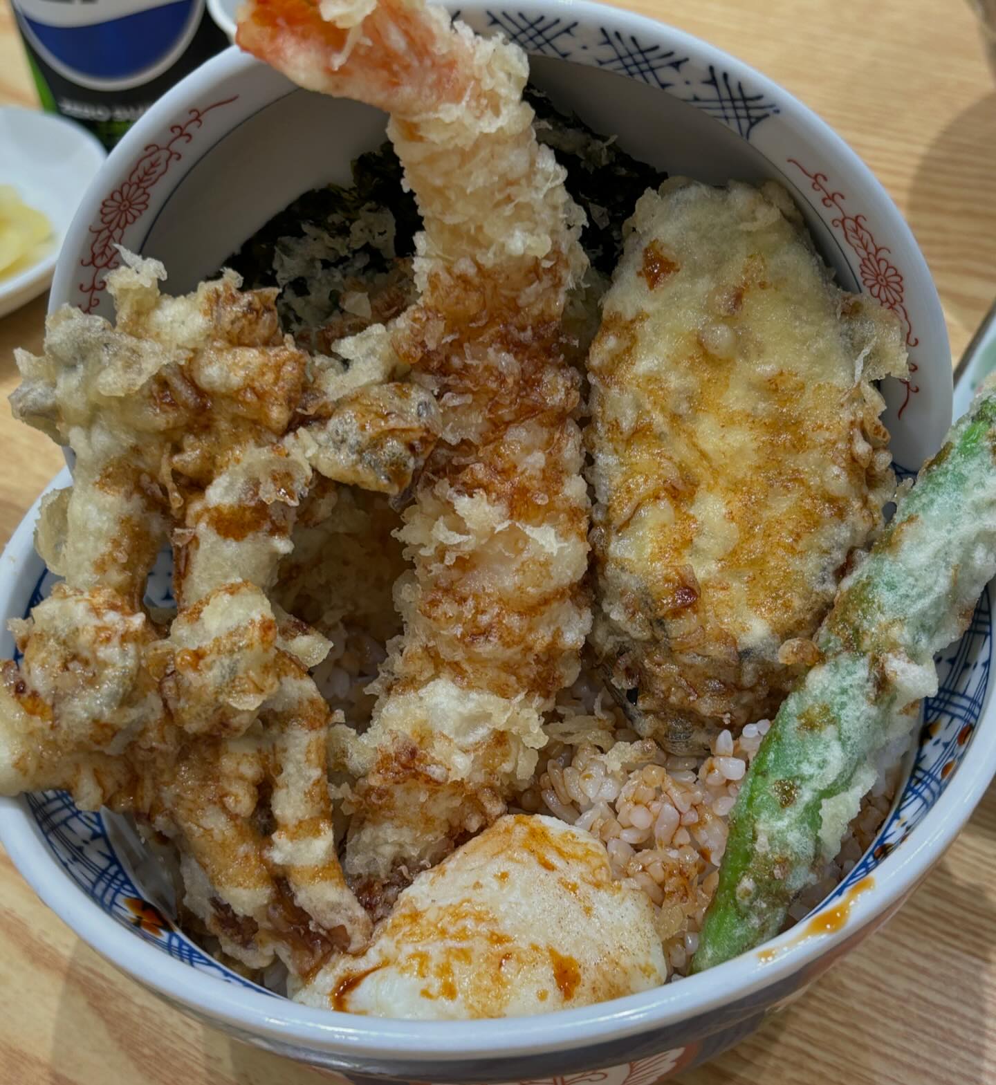 세번째 오는 온센협찬🎅♥️

쌀쌀한 겨울이 되면 텐동이 생각나는 것 같다
뜨끈하고 바삭한 튀김을 먹을 때면 어찌나 따뜻한지
온천달걀을 비빈 흰쌀밥에 튀김 하나 올려먹으면 꿀맛탱!!!
느끼하면 꽈리고추 한입 탕탕~

온센은 백종원의 골목식당으로 유명해진 곳인데
가산디지털단지에도 생겨서 자주 먹을 수 있다😃
회사원들, 가족들, 친구들, 연인 정말 다양하게 오는 곳이고 

회전율이 좋아 튀김 속 재료들이 신선하고 바삭하고 
주문하면 온센만의 튀김 방식으로 튀겨주셔서 더욱 맛나다!!!

온센... 깔끔한 맛이 좋아서 다음에 또 생각날 것 같다

온센 가산디지털단지
서울 금천구 가산동 459-7

#가산동맛집 #가산디지털단지일식
#가산동밥집 #온센가산 #가산디지털단지덮밥
#가산디지털단지역밥집 #금천구일식 #온센튀김