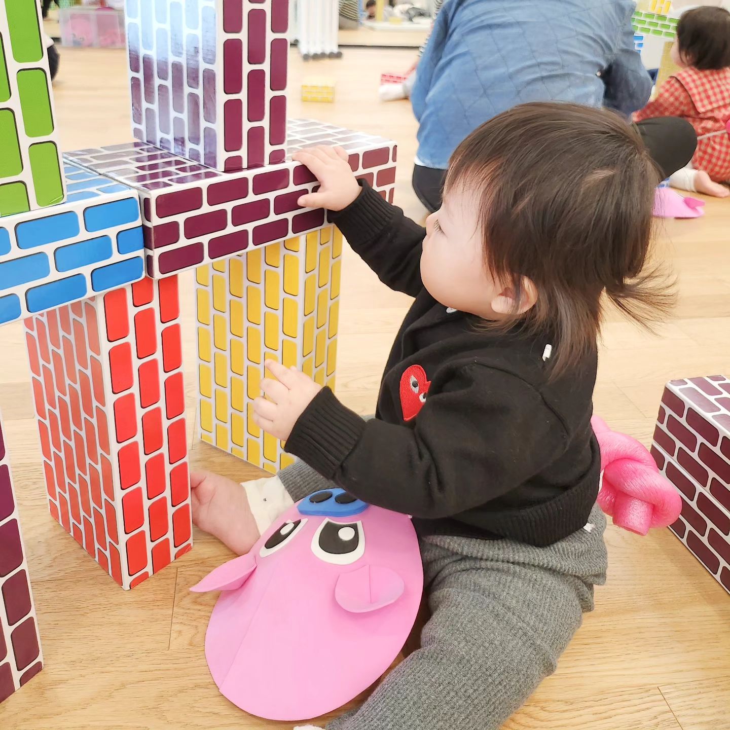 1월부터 문센 겨울학기 다시 다니는 수아👶🏻
원래 겨울학기는 12월부터 시작하지만 수아는 1월부터 참여하게 되었어요.

이번에는 " 뮤직톡 노리톡 " 이라는 강의를 듣게 되었는데요!
수아는 지금 11개월인데 13-18개월 반으로 월반을 해서 울 수아가 막냉이 인듯 합니다 ㅎㅎ

오늘의 주제는 아기돼지 삼형제🐷
벽돌로 차곡차곡 집을 짓고 나무 망치로 뚝딱뚝딱 리듬도 타고
신나게 잘 놀다 왔어요💛

처음이라 어색해 하다가도 금새 풀려서 잘 노는 울 수아🩷
엄마랑 이번 겨울학기도 재밌게 잘 놀아보자!!

-

#문센 #겨울학기 #뮤지톡노리톡 #아기돼지삼형제
#돼지꼬리 #뒷모습 #너무귀여워