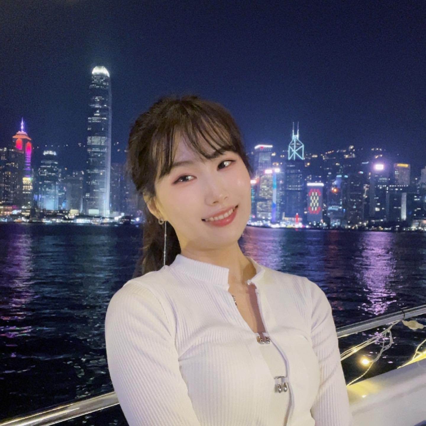 A night in #HK🎆🎇. This trip is blank. I came without any plan. I think nothing but just walking and sightseeing. Great way to start nee year💫
.
.
.
.
.
#hongkong #tsimshatsui #hongkongnight #hknightlife #hongkongferry #starferry #starferrysharbourtour #grilledfish #grilledfishhotpot #hkfood #triptohk #hkphotography #hotpot