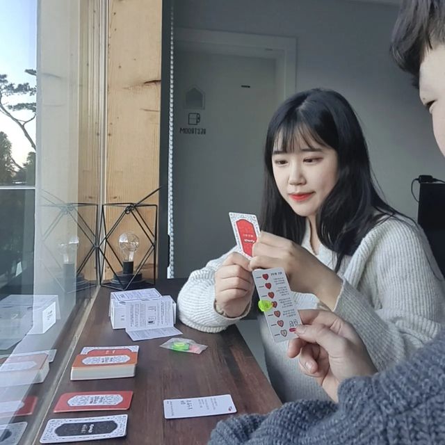 킹제히👑 on Instagram: "#광고 [마인드플레이] 우리 결혼했어요 게임으로👰🏻🤵🏻‍♂️
⠀
이번에 좋은 기회로 마인드플레이의 '우리 결혼했어요 게임으로'를 협찬 받았는데, 또 마침 크리스마스🎄여서 남자친구랑 재밌게 해보았어요!
⠀
카드 자체도 디자인이 엄청 고급지고, 같이 들은 플라스틱 클립마저 마감처리가 잘 되어 퀄리티 있었어요. 원래도 남자친구랑 얘기를 많이 하는 편인데 우리 결혼했어요 게임으로를 통해 몰랐던 부분, 생각지도 못했던 부분들에 대해 더 많이 알게되었어요. 그리고 게임이라 진솔하지만 너무 무겁지 않게 즐겁게 얘기할 수 있었어서 너무 좋았어요👍🏻👍🏻👍🏻
⠀
 플레이시간이 한시간인데 남자친구랑 이걸로만 2-3시간 떠들정도로 질문들이 엄청 퀄리티 있었어요. 그리고 하고나면 확실히 남자친구랑 결혼해도 되겠다! 생각이 들었던 거 같아욬ㅋㅋㅋ 결혼을 앞두거나 결혼은 생각이 있는데 하면 어떨까? 의문이 들 때 해보기 딱 좋은 게임인 것 같아요.
⠀
아! 하트❤가 내려올 생각을 안해서 미션은 따로 진행했는데 그것도 재밌었어욬ㅋㅋㅋㅋ
⠀
결혼👰🏻🤵🏻‍♂️! 인생에서 중대한 결정이니만큼 한번 겪어보고(?) 결정해 보는 것 어떠세요?
⠀
*구매처
https://smartstore.naver.com/mindplay/products/6807638607
.
#대화게임 #카드게임 #연인게임 #사랑게임 #소통게임 #커플게임 #보드게임 #보드게임추천 #연인 #대화 #질문카드 #커뮤니케이션 #커플 #부부 #신혼 #대화카드 #공감카드 #커플아이템 #커플문답 #커플질문 #연인질문 #연애 #연애필수템 #결혼 #결혼선물 #결혼게임 #결혼준비 #우리결혼했어요 #우리결혼했어요게임으로"