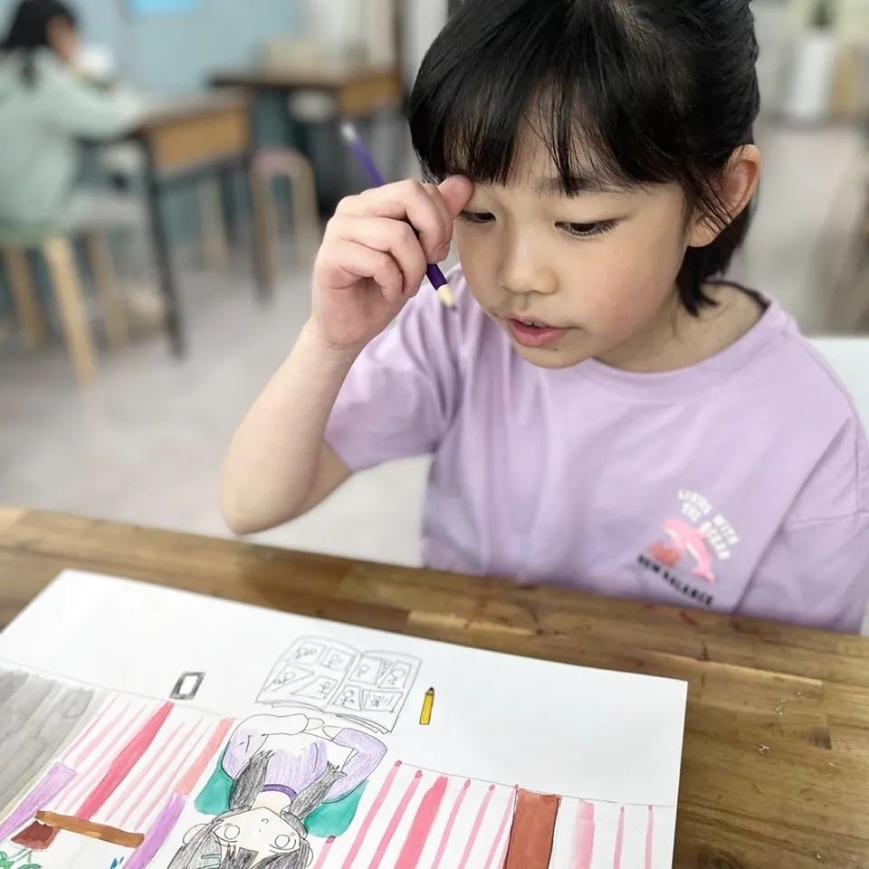 지난주 미술학원 사진 다 너무 귀여워 😊
미술학원 주2회, 90분 수업도 모자라다는 10세 ㅋㅋ

🖌 
#지축미술학원 #다빈치미술학원 
처음 체험수업 가자마자 띠니띠가 픽한 곳이었는데
원장님, 스앵님들 너어어어어무 좋으시고 
커리큘럼도 교육비도 딱 맘에듦🥰
davinci_art_jichuk