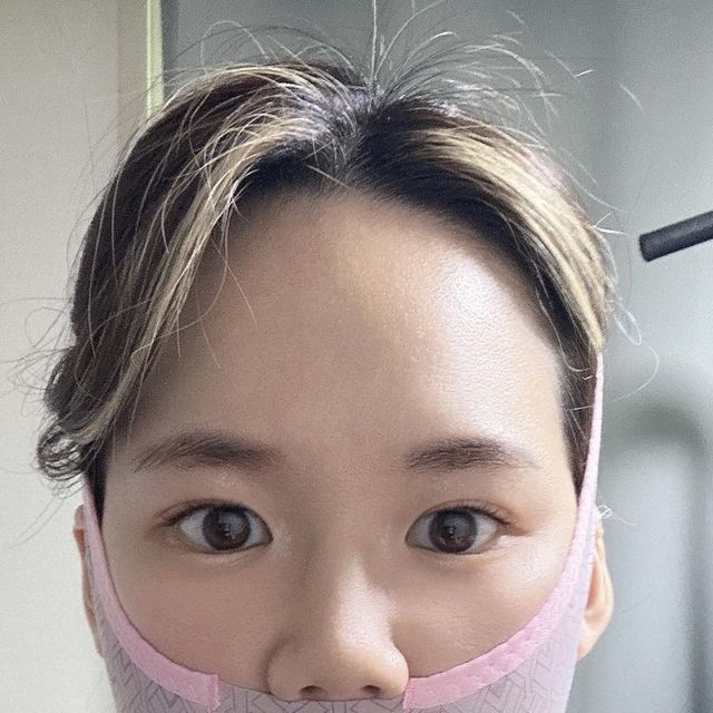 성경이의 하루🌻 on Instagram: "#광고 💁🏻‍♀️양쪽의 서로 다른 얼굴형이 신경쓰여서 라인도 정리할 겸 집에서 #리프팅효과 줄 수 있는 타이니핏 마법밴드 착용중이예요! 예전에 샀던 리