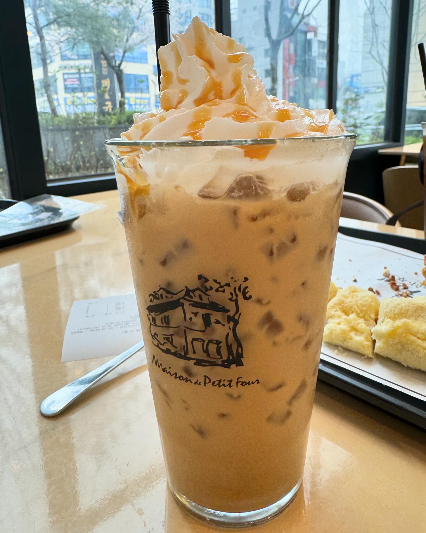 #메종드쁘띠푸르 #카라멜마키야또 오랜만에 달달함에 ㅋㅋㅋㅋ
점심은 #제주은희네해장국 배부르게 먹음
내일은 #사전투표 하는날😁