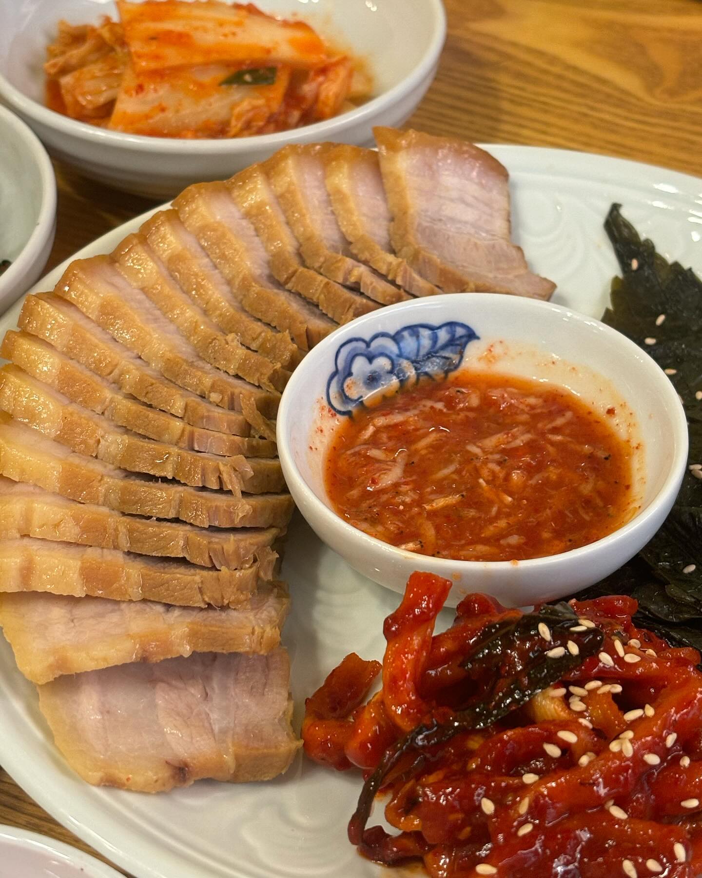 북촌 데이트 맛집 만수의 정원
보쌈정식과 떡갈비 정식이 맛있음
사장님이 엄청 친절하심
인근에 북촌 데이트 명소도 많음

보쌈정식에 된장찌개, 김치전, 나물 반찬 등이 함께 나와서
맛난 식사 가능!

#삼청동데이트 #맛집추천 #삼청동맛집 #경복궁한식 #안국역데이트 #북촌데이트
#오늘뭐먹지