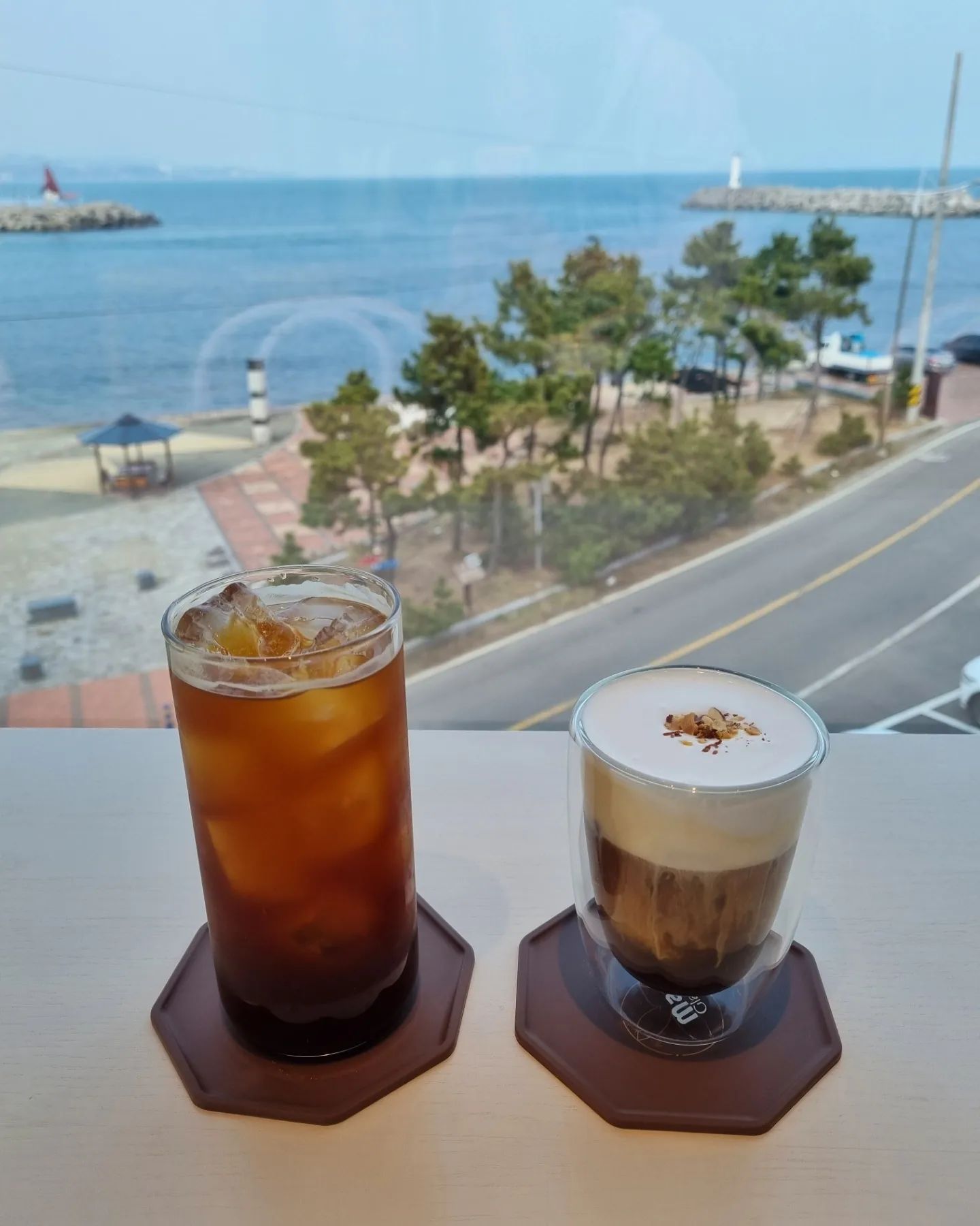 #오늘도배부른하루🎵

#오션페어리 
울산에서 바람쐬러 갈 대형카페를 찾는다면 여기 어떠세요?! 🌊
아직 생긴지 얼마안된 신상카페같은데, 완전 자리도 넓구 뷰도 좋아서 좋았어요!
빵도 맛있어보였지만 배불러서 pass..
자리는 3층까지 있고 옥상에도 소파(?)같은 자리가 있어서 따뜻한 날에는 밖에서 뷰를 즐길 수도 있을 것같아요😍
요새는 날씨 좋은 날 대형카페에 사람이 너무 많아서 별론데.. 여기는 자리가 정말 많이 마련되어있어서 너무 편하고 분위기도 좋아요❤️

울산정자에 놀러가시면 여기 완전 강추❗️