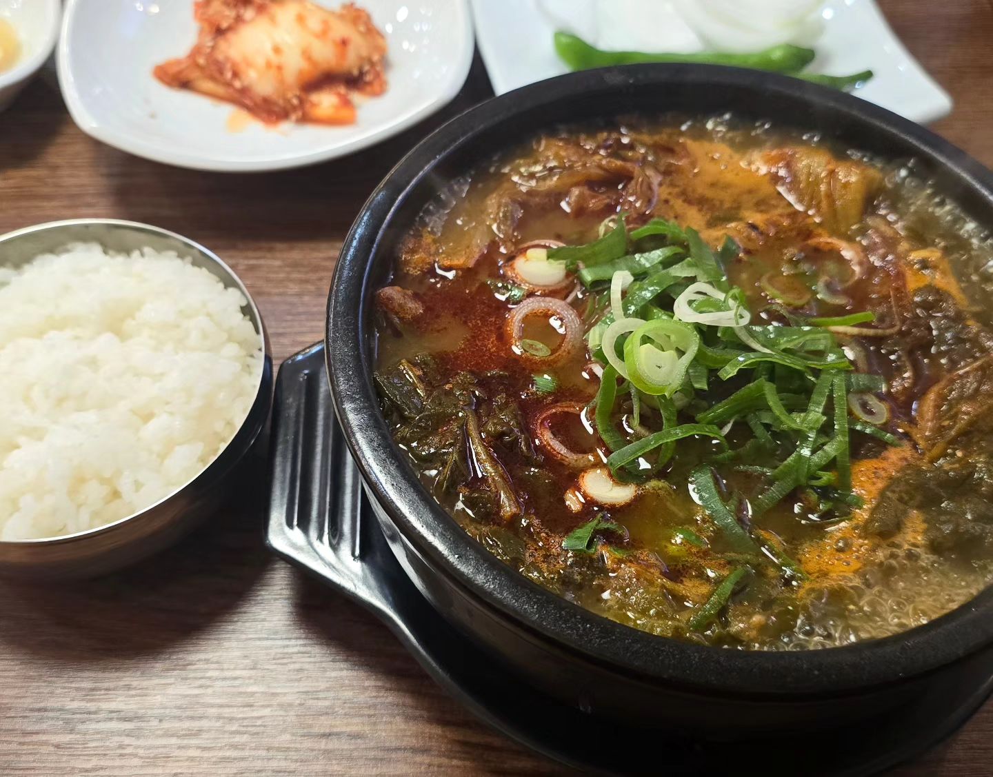 한우해장국 ❤️

간만에 한우 해장국 먹고 왔어요

어린이 메뉴도 있어서
삼남매는 어린이 메뉴로 ~
저는 한우 해장국으로 😁

안에 건더기도 많고 ~
특히 한우가 두툼하니 엄청 들어가 있어요😍

오늘 저녁도 든든하게
먹었네요 ~ 🤭🤭🤭