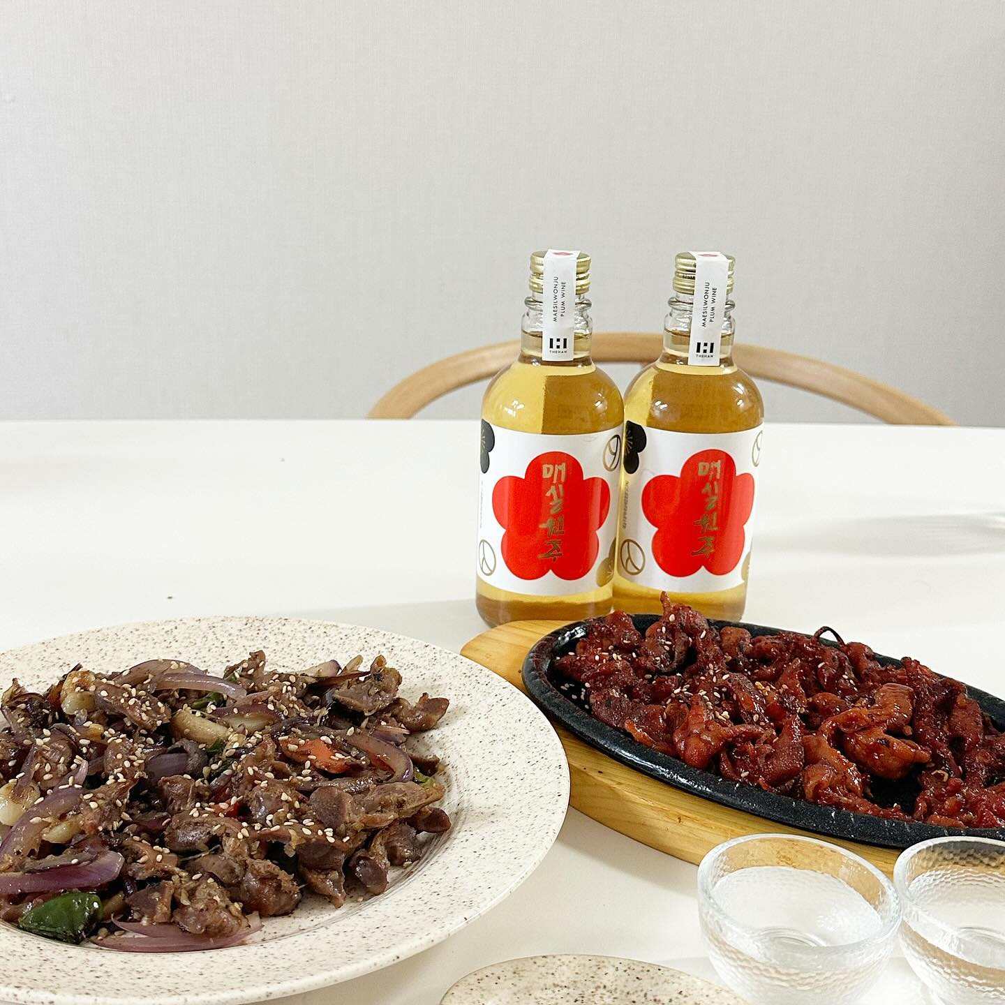 비가와서 술이 땡겨서….
운동 후 치팅은 요즘.. 똥집과 닭발로 ..✨✨

린생 닭발을 만났습니다. 
아 닭똥집도 같이 먹으면 조합..미쳐떠요🤣

닭발에 호불호가 강한 편이라 닭발의 물컹한 식감, 
잡내에 예민한 편이여서 술집에 가도 닭발은 안시켜 먹거든요..
예민한 킁킁이여서 신선한 닭발만 고집하고 불향이 강한 제품만 찾아보고 댓글 다 읽어보고 닭발 전문점에서 숯불만 고집해서 시켜먹는데 ….이제 집에서 착한 가격으로 먹을 수 있는 국내산 닭발을 찾았어요! 🤗🤍🤍🤍

닭발의 불향도 수작업, 똥집에 필요한 야채들도 수작업으로 직접 만들기에 밀키트 퀄리티가 달라요 ✔️✔️✔️

해먹는 것도 너무 간편해요✨

무뼈닭발은 레인지 2-3분이면  끝 ! 
닭똥집도 해동 후 후라이팬에 휘리릭 볶아주면 끝 !

맛은 전문점 저리가라 〰️🥹

닭발, 닭똥집은 119푸드 제품으로 늘 쟁여둘 예정입니다.. 🤎✨

#119푸드 #닭발밀키트
#무뼈닭발밀키트 #당진닭발
#인생닭발 #닭똥집볶음
#닭똥집밀키트 #119무뼈닭발 #당진닭발맛집