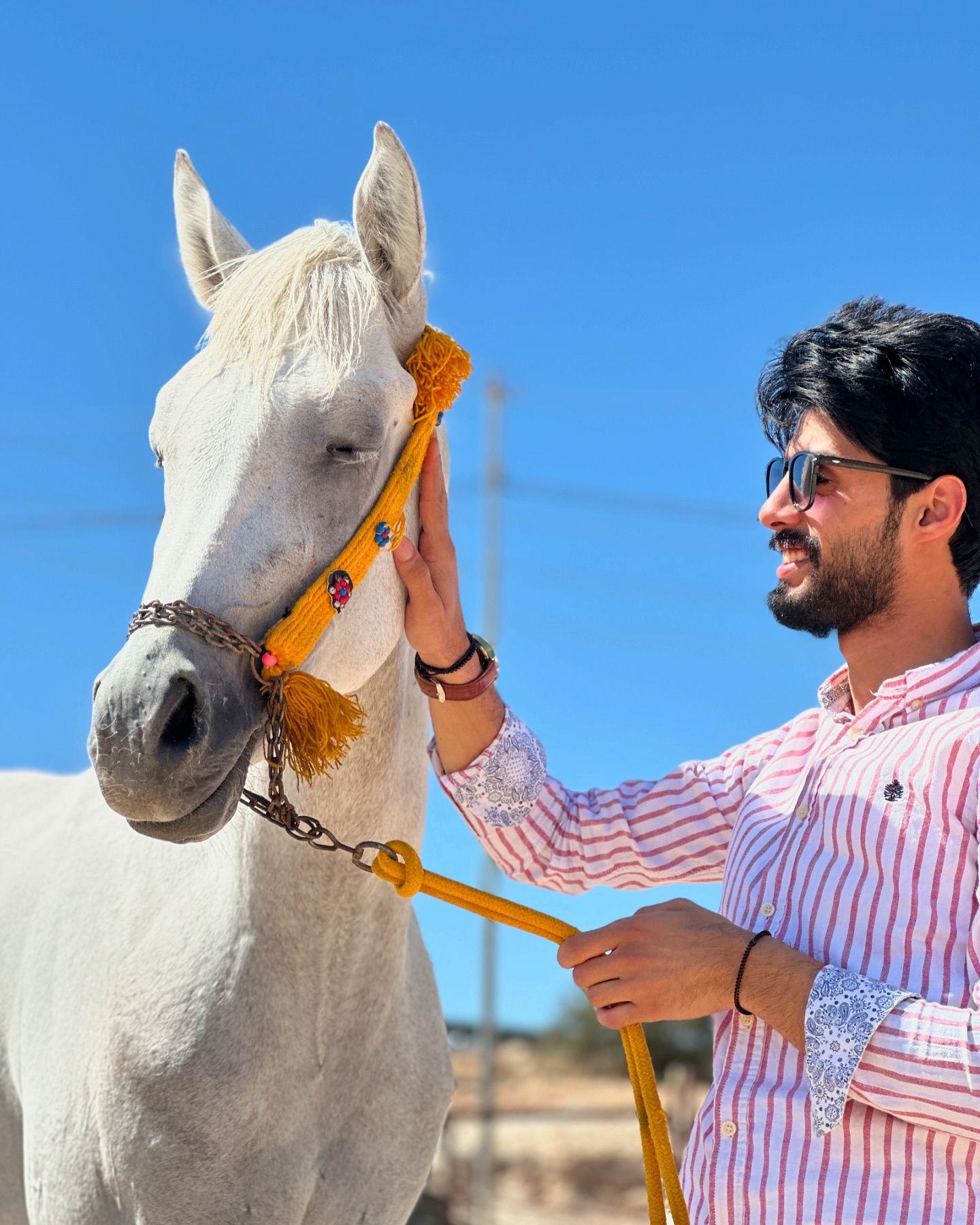 ألف روزنامة أمزقها بحثاً عن يوم أنت فيه … لألقاك صدفة 🐎 🤍

#fyp #hours #v #سلطان_البريكي #instagram