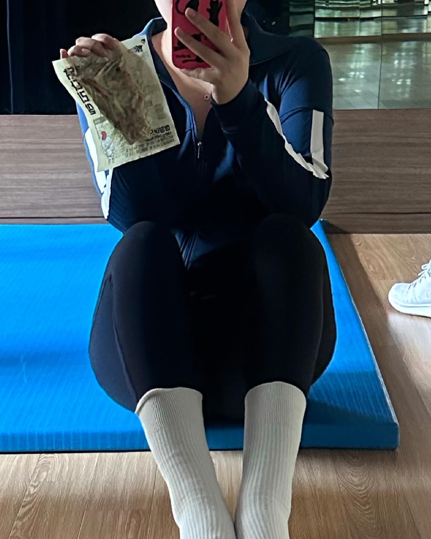 #협찬 ٩⠒̫⃝و뺀닭 껍질벗긴 직화그릴드 순살 닭다리살٩⠒̫⃝و
뺀닭에서 신제품 4종이 출시됐어요!

저는 닭가슴살에 껍질이랑 지방이 없다는 점이 너무너무 좋았어요
껍질이랑 지방이 제거돼서 저칼로리로 질리지 않게 맛있게 먹을 수 있어서 너무 좋아요•‿•

특히나 이 제품 같은 경우에는 닭다리살로 돼있어서 부드럽게 씹히더라구요
다이어트 하시는 분들 뿐만 아니라 아이들 간식이나 밥 반찬 대용으로도 좋아요๑>؂<๑
술 좋아하시는 분들은 술안주 배달시켜 드시지 마시구 닭가슴살 드시면 비용부담도 적고 만족스러우실 거예요

이런 분들께 추천드려요!( ⁼̴̤̆◡̶͂⁼̴̤̆ )
ᙏ̤̫͚ 아이들에게 패스트푸드 보다는 건강하게 맛있는 식사 대접해주고 싶은 부모님들
ო̤̫ 퍽퍽한 닭가슴살이 먹기 힘드신 분들
 ო̤̫ 닭 비린내 때문에 닭가슴살 먹기 꺼려우신 분들
ო̤̫ 껍질이랑 지방이 싫다! 하시는 분들

저는 이거 다 먹구 나면 재구매 의사 7000% 입니댜 😽ྀི

#닭가슴살 #뺀닭 #뺀닭닭다리살 #뺀닭_신상품 #다이어터 #다이어트 #식단관리 #다이어트식단 #다이어트소통 #식단기록 #유지어터 #눈바디 #헬스 #보디빌더 #바프식단 #다이어터 #오운완 #닭가슴살요리 #닭가슴살추천 #닭다리살 #직화구이