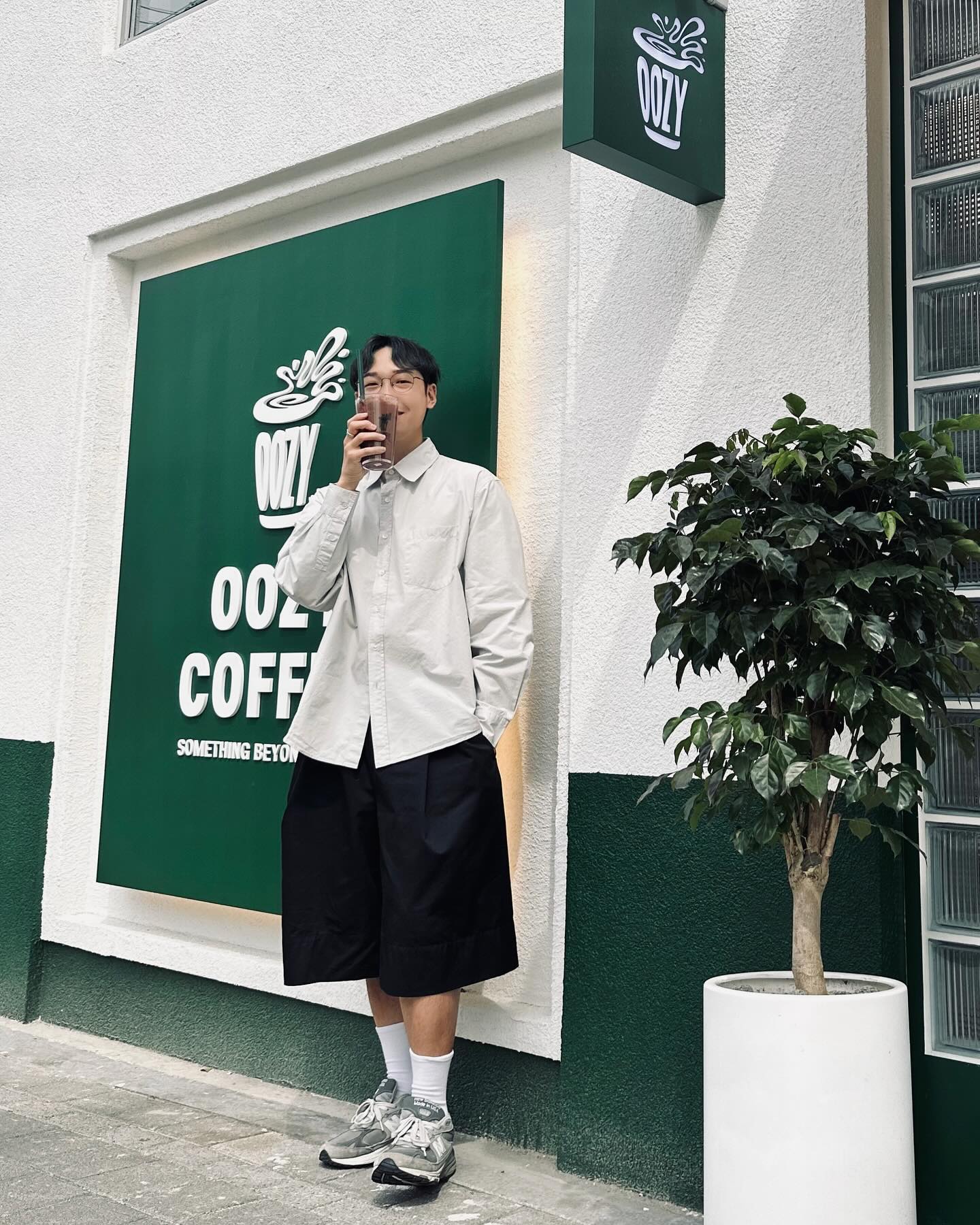 oozy.coffee_official 

☀️ 화창한 봄 날씨
예쁜 봄 옷 입고,
우지커피 봄딸기쇼콜라떼와 함께☕️

🏠 위치 : 서울 노원구 공릉로 324

📌 우지커피는
‘Oozy Always Together in Everyday Life‘라는
슬로건으로 매일 언제나 함께
즐길 수 있는 커피 브랜드입니다.
.
.
.
#노운 #이에이 #뉴발란스 #시티보이 #셔츠코디 #남자코디추천 #봄코디 #남자봄코디 #패션인플루언서 #우지커피 #우지커피이벤트 #입어봄챌린지 #우지커피이벤트 #서울카페추천