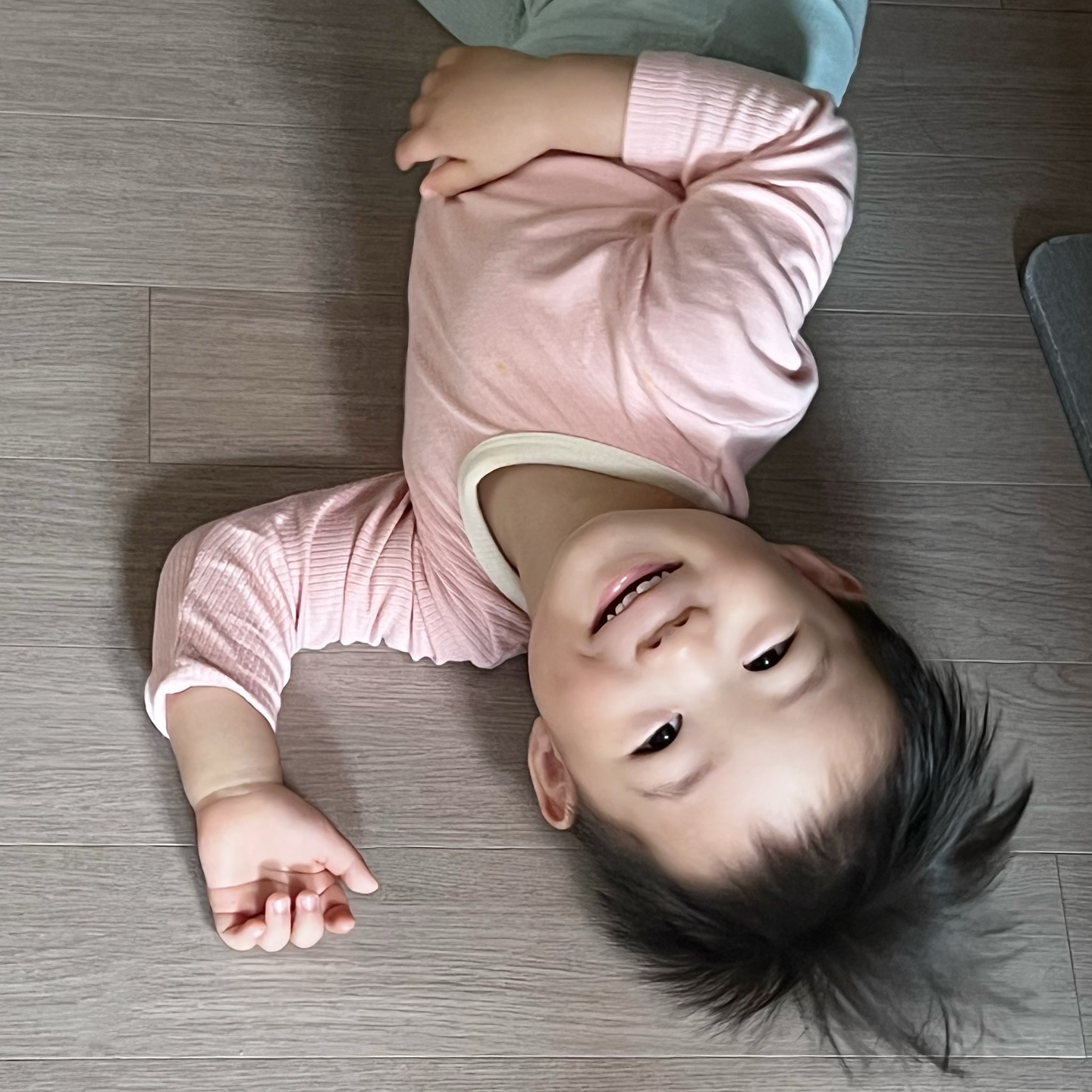 D+713 두 돌 앞두고 자기주장이 세지고, 하루종일 옹알쫑알. 말 하는것도 저번달 보다 조금 늘었어요. 말하기가 아직 부족할뿐 이해는 거의 다 해서 제 말에 여기갔다 저기갔다 움직이는 쭈니를 보면 기특하고 귀엽고 사랑스럽습니다😘(🦔도치맘🦔)
요즘들어 가끔 뜬금없이 눕지만.. 그 모습마저 귀엽다는..💚 
그래서 이렇게 또 카메라를 켜 사진 찍어두고 기록하는 똥민준맘입니다😝

#23개월아기#똥민준