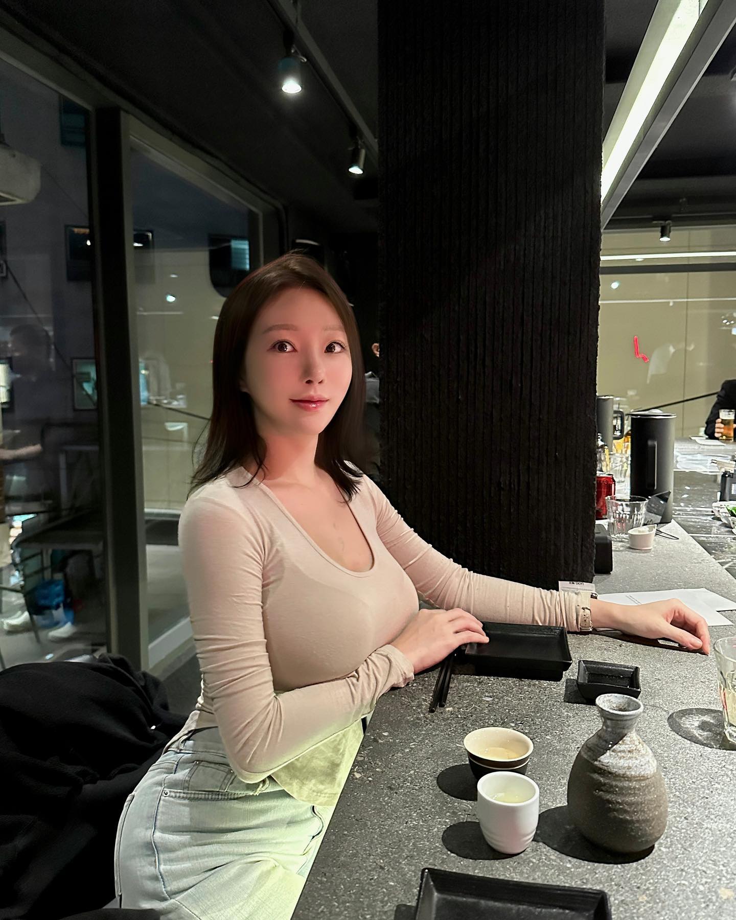 #광고
사케가 술술 넘어가는
드라이에이징 숙성회를 맛볼 수 있는
성수 무색 다녀왔어요✨

드라이에이징 덕분인지
너무 부드럽고 맛있었던 사시미와,
솥밥 전문점 뺨치던 솥밥까지...💕

조용하고 고급스러운 분위기에서
친절한 셰프님이 곁들여주시는 설명과 함께
행복한 시간 보내고 왔습니다😍

musaek_official inflca #성수동맛집 #성수맛집 #초밥 #일식 #스시 #스시맛집 #초밥맛집 #성수분위기좋은