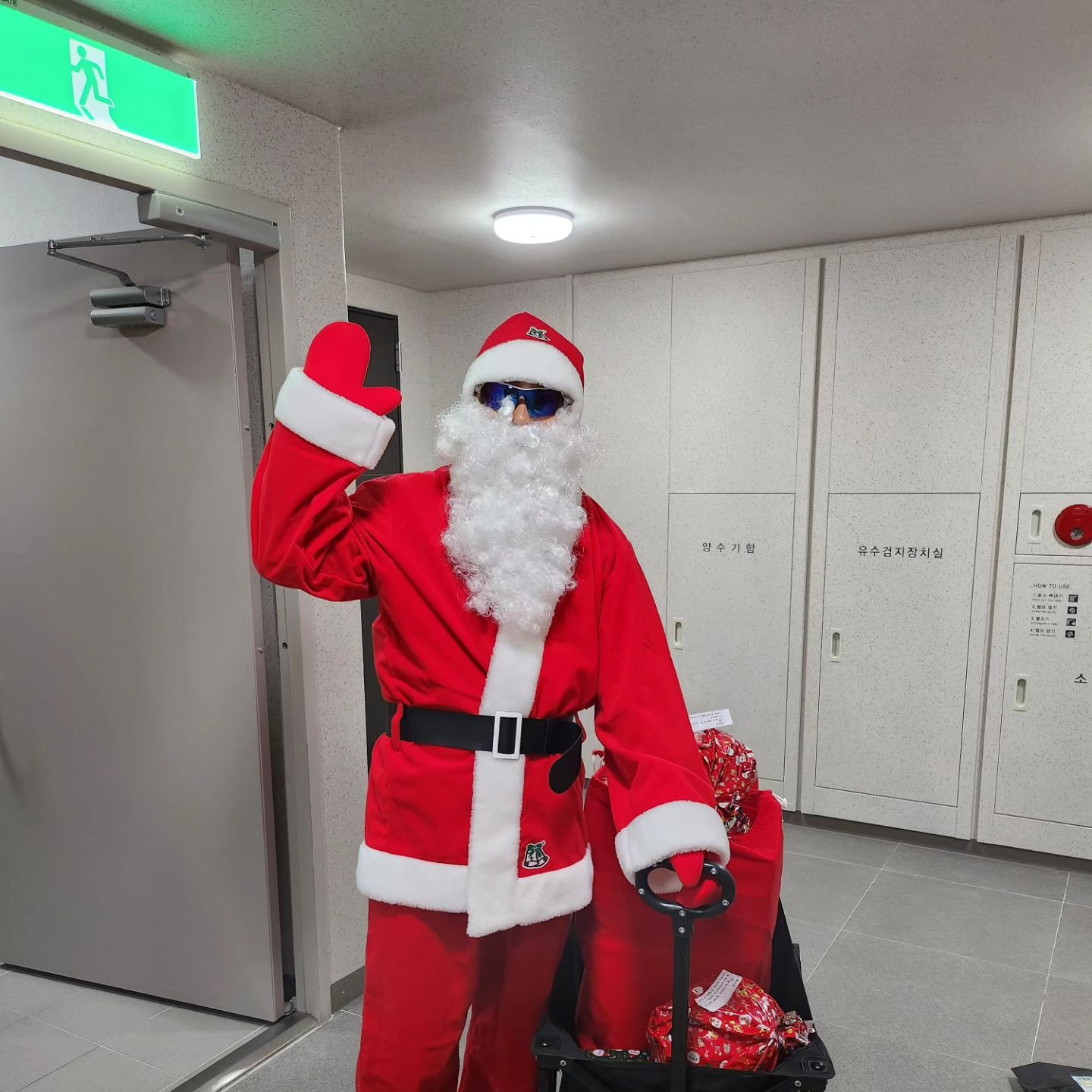 재작년 크리스마슨데..ㅎㅎㅎㅎㅎㅎ
울아빠가 산타로 변장해서
아파트 친구들 선물 나눠주고 🎁
고가은 고은우 냄새에 민감해서
산타 할아버지한테서 외할비 냄새 난다며 ㅋㅋㅋㅋ
하마터면 들킬 뻔 했지만
모두 열심히 준비해서 크리스마스 추억 또 남김🎄
울아빠 고생했다🎅❤️
.
.
.
#대구 #남매맘 #데일리 #크리스마스 #크리스마스이벤트 #셀카 #일상기록 #산타할아버지 #크리스마스파티 #산타분장 #오오티디 #셀피 #일상 #daily #데일리그램 #lifestyle #christmas #소통 #merrychristmas #일상스타그램 #팔로우 #좋아요 #데일리 #instagood #instagram #l4f #food #foodphotography #instalike #likesforlike