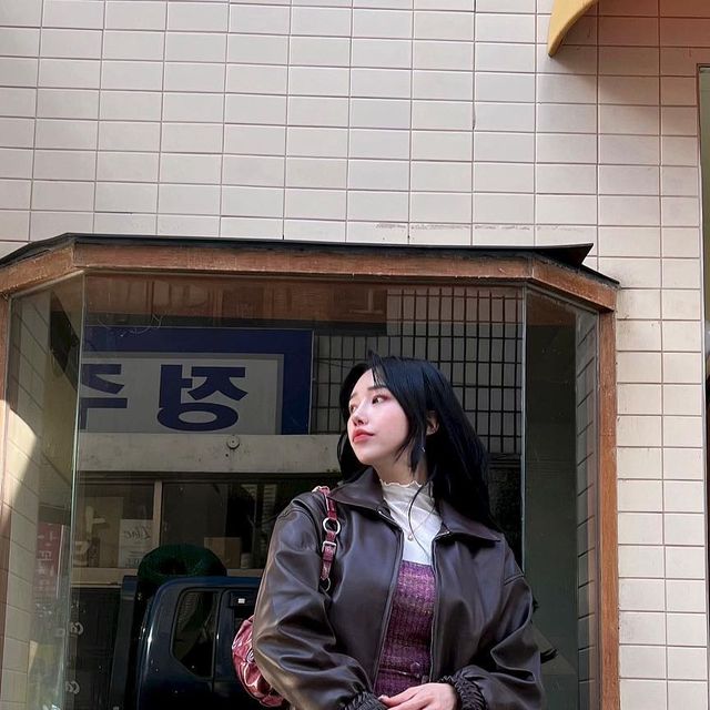  이래뵈도 I입니다만 on Instagram: "#첫줄 #광고 #협찬 @vivabrown
.
.
레더 자켓의 틀을 깨는듯한 부드러운 촉감과 
루즈하고 오버핏의 블루종자켓을 연상 시키는 듯한 디자인
은은한 광택감이 고급스럽고 촌스럽지 않은 브라운컬러라 
초초 간단해버리게 어떤 룩에도 찰떡인 자켓으로 한껏 스타일리쉬 해져버렸습니다~ 🤗
.
.
.
의류계에 종사했던 사람으로써 동물성원료의 문제와 직면하며 매우 안타까웠는데 실험을 하지 않은 PU 100% 비건레더라는 점이 너무 큰 장점✨
. 
.
.
.
이제 매년 가을 최애 자켓으로 🤪 
진짜 디자인이 어디룩에나 어울려서 앞으로 코디할 스타일이 무궁무진해서 너무 조아오 🥰
.
.
.

#비바브라운#비바브라운자켓#자켓#레더자켓#가죽자켓#블루종#크롭자켓#JACKET#OUTER#LEAHTER#LEATHERJACKET#ズボン#ビバブラウン#ジャケット#デイリールック#비바브라운X텍토리 #여자자켓 #비건레더 #자켓추천 #간절기아우터 #일상 #데일리#데일리룩#오오티디#daily#dailylook#ootd"