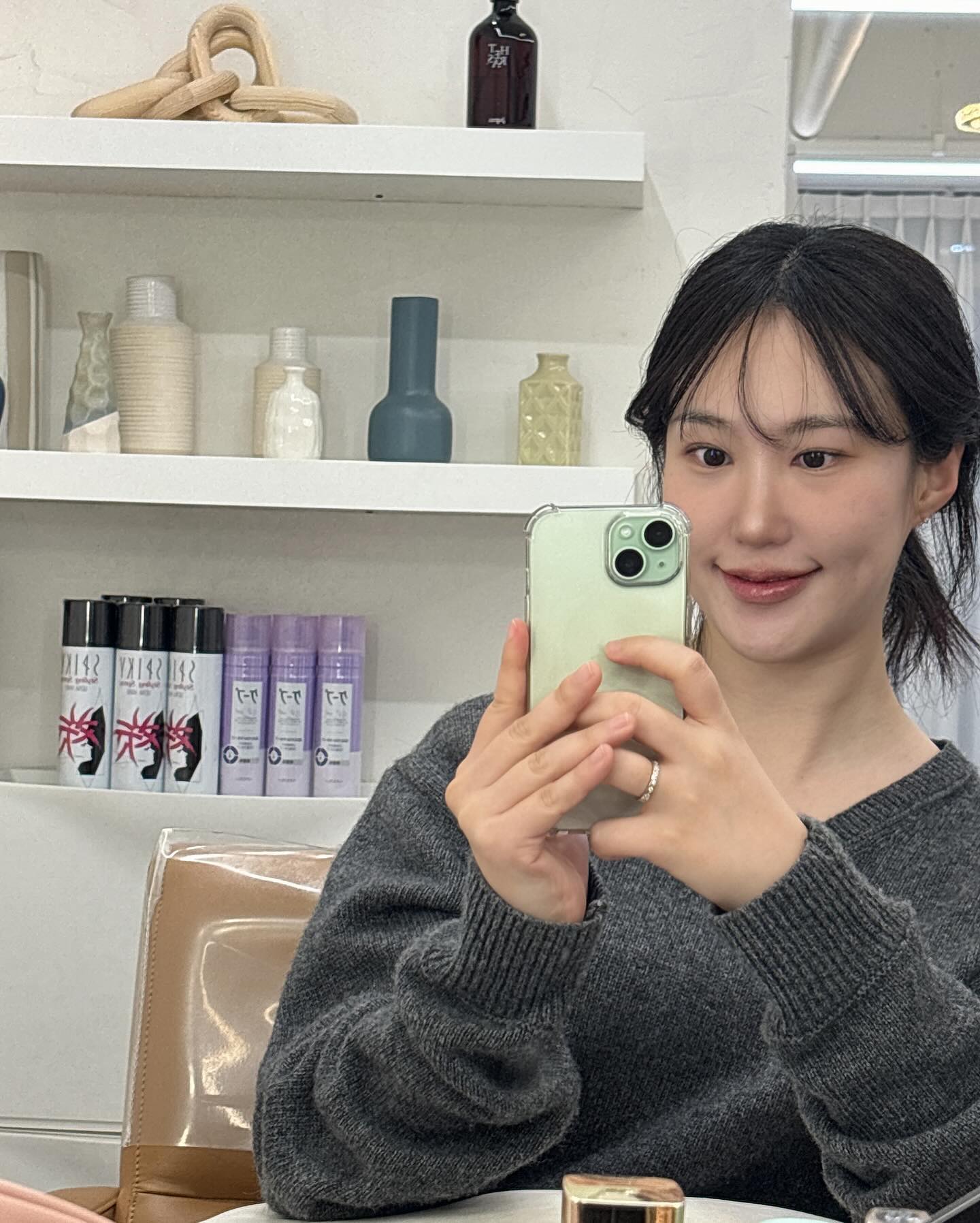 새사람으로,, 만들어주시는 신의손 원장님
눈, 코, 입 다 만들어주셨네,,,이대로 문신 시켜주세요

한번 레슨 받고나니까 🍊잡았으~
잘못알았던 내 퍼스널컬러 이제서야 바로 잡았다🥲

나는야 봄 웜 라이트💗💗💗💗

실력좋은,, 원장님 진짜 완전 10000% 만족
(제 친구라서가 아니라....비포 사진보면,,, 죽어야해.....)

📍진주 충무공동, 혁신도시 헤이데이
(커피플라워, 이성자미술관 근처)

#진주메이크업 #진주메이크업이쁜곳 #진주메이크업잘하는곳 #진주메이크업샵 #진주웨딩메이크업 #진주메이크업레슨 #진주퍼스널컬러 #진주퍼스널컬러진단 #진주웨딩촬영 #진주웨딩케어 #진주메이크업클래스 #진주헤이데이 #헤이데이 #퍼스널컬러 #봄웜라이트 #봄웜 #퍼스널컬러메이크업 #진주혁신도시 #진주충무공동 #heyday #진주 #진주증명사진 #진주프로필사진 #셀카 #셀스타그램