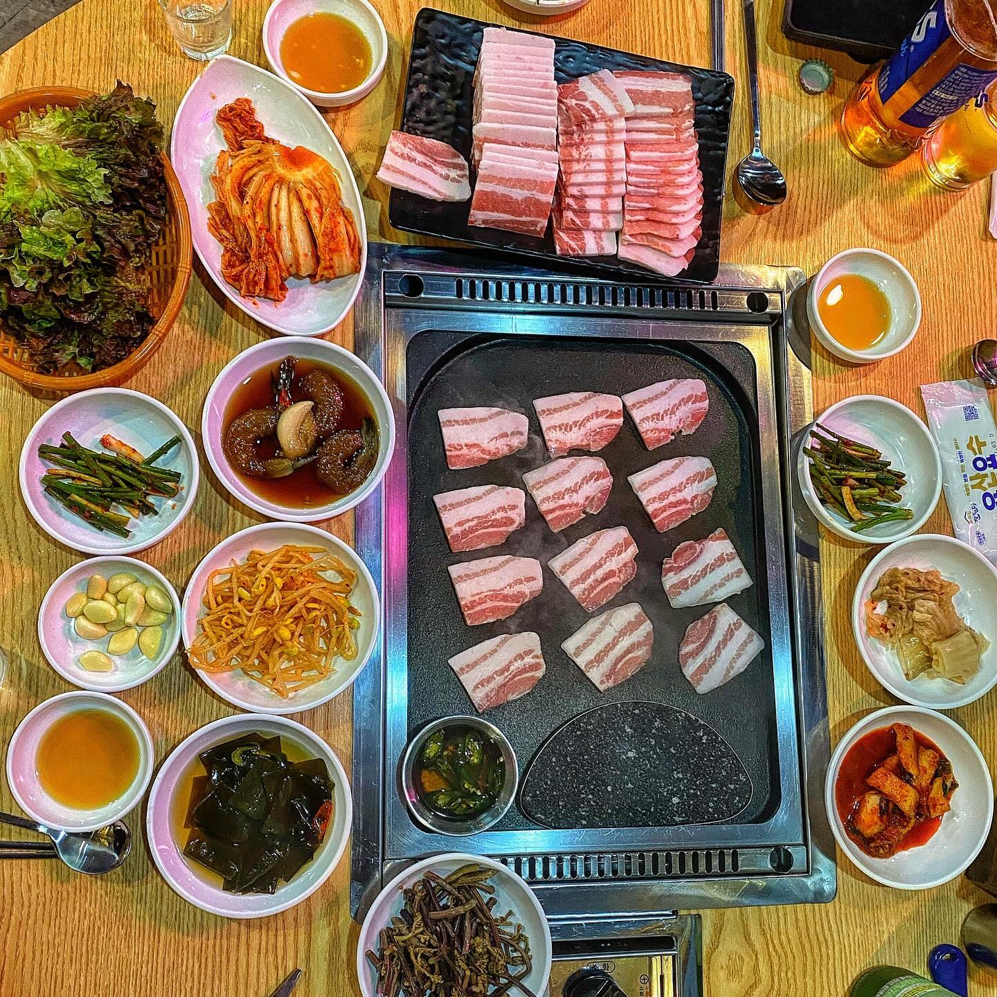 연산동 민들레부엌
민들레부엌 냉삼 최고야 ~~~ 다양한 냉삼을 맛볼 수 있고, 냉동이지만 질 좋음!!! 그리고 반찬들도 다 직접 만드시는데 다 손이 많이 가는 반찬들이며 김치가 진심 대박임. 그냥 먹어도 구워먹어도 다 맛있음.
테이블도 넓고 의자도 크고 편하고 테이블간 간격도 넓어서 아주 굳.
그리고 라스트오더가 새벽 네시라는 점 *^^*!!!!!!
서면점 연산점 두군데임
.
.
.
#예동_민들레부엌
#예동_연산동
#예동맛집
#민들레부엌 #민들레부엌연산점 #연산동 #연산동맛집 #연산동냉삼집 #냉삼집 #냉동삼겹살 #연산동고기집 #연산동고기 #연산로타리 #연산로타리맛집 #연산동밥집 #부산연산동맛집 #부산연산동 #부산냉삼집 #부산냉동삼겹살