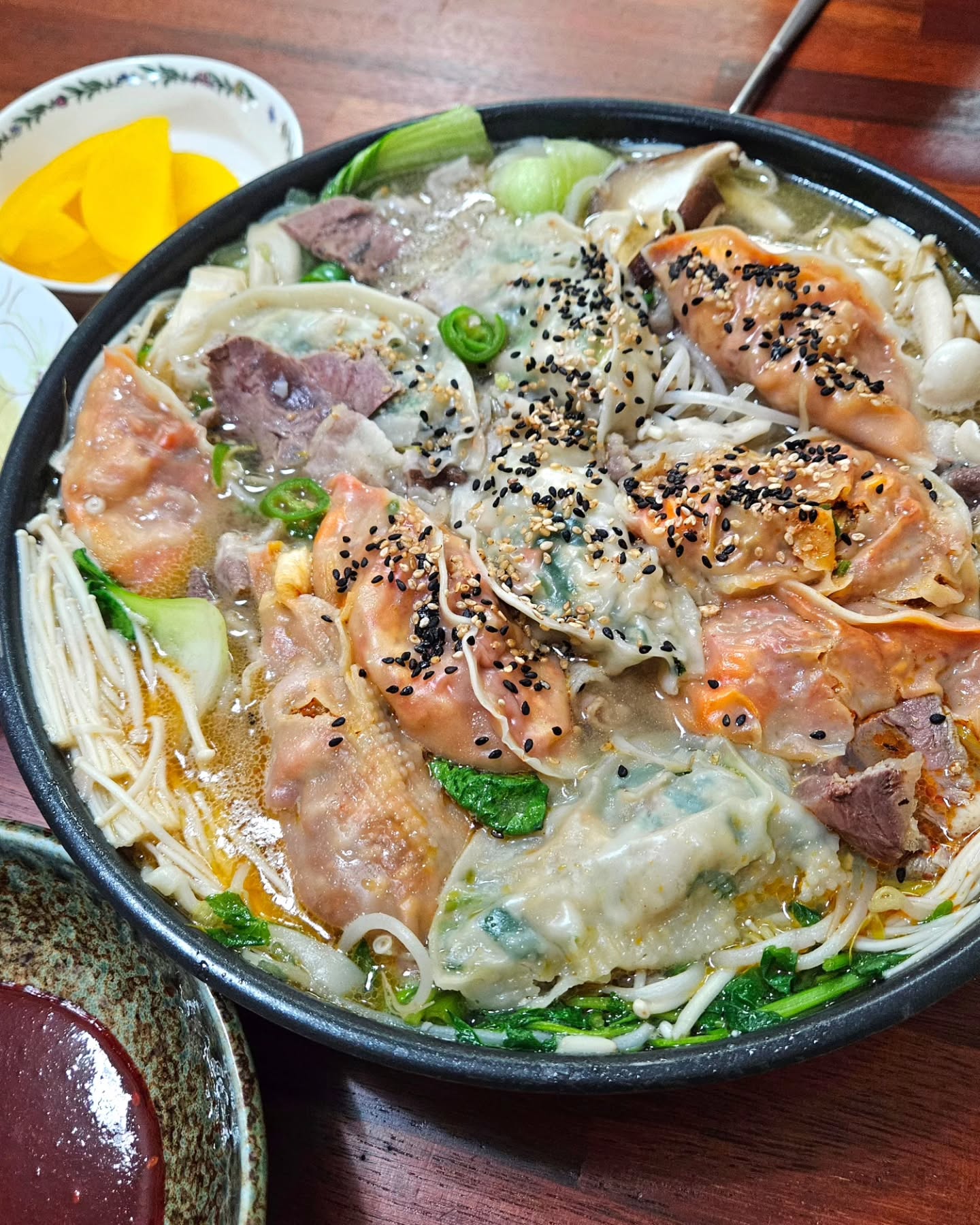 #내돈내산

추운날씨에 제일 먼저 떠오르는 음식 !
전 완전완전 만두전골이에오 🍲

여기 진짜 인정하는 #율량동맛집 인게
협찬으로 갔다가 내돈내산만 4번째. . .
바로바로 #경희네만두 🫶

사장님이 직쩝 빚으신 손만두에
만두전골 국물, 찍어먹는 와사비겨자소스,
칼국수면까지 모든 것이 완.벽.한.맛.집 😆
+ 전 초장 따로 챙겨서 같이 먹어욥

특히 캠핑갈때 포장해가면 고기 먹고
보글보글 끓여먹기 좋습니다 왕추천👍
여러분도 #만두전골 하세요~!

📌 구매처 kyunghee_mandoo 
- 소고기 만두전골 2~3인용 35,000원
.
.
#율량동데이트 #율량동맛집추천 #율량동만두 #오래오래해주세요 #임튤오픽