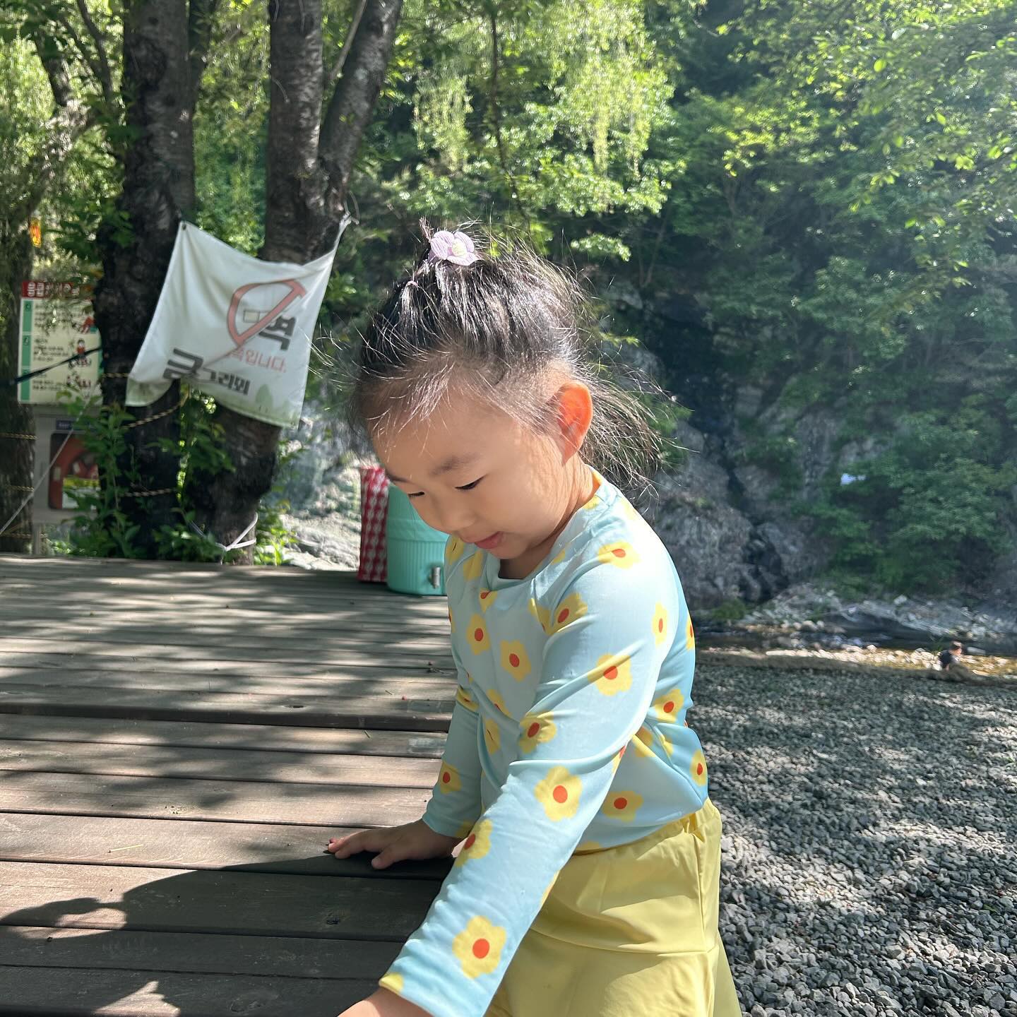 올해 첫 계곡 ㅎㅎㅎ
초딩과 유딩의 물놀이🌊

#차가운계곡물 #라라자매일기