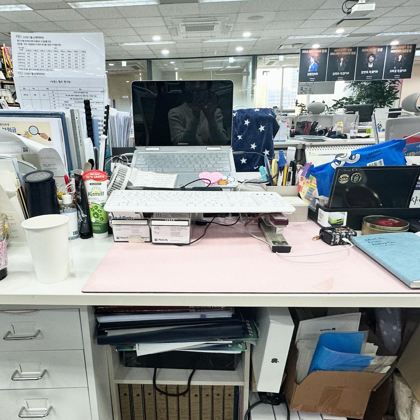오전 활동 다녀와서 
오랜만에 내 자리 정리 🙈
.
정리하다보니 저 안쪽에 쟁여놓은
고객주려고 준비해둔 선물들 한가득
.
당분간은 사업비 세이프 😊
며칠이나 가겠냐마는 또 정리하지모 
.
.
#마음이복잡할땐 #청소 라고 했음