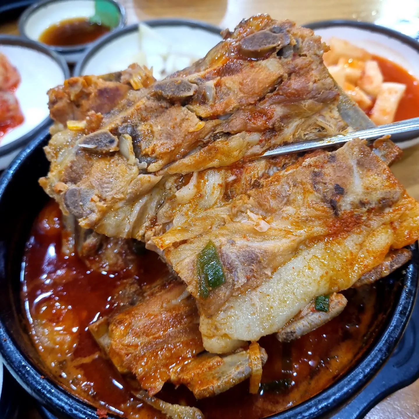 #협찬 #엄가네시골집뼈해장국 #첨단해장국맛집 

얼큰한 국물 맛이 제대로인❣️첨단 뼈해장국 맛집
<엄가네 시골집 뼈해장국 첨단점>에 다녀왔어요👩‍❤️‍👨 

완전 넓고 쾌적한 내부에✨️셀프바도 있고✔️연중무휴 24시간 영업이라 뼈해장국이 땡길 때 언제든지 올 수 있어서 넘 좋더라구요🤗 

저희는 [뼈해장국] 2개와 [고기 왕만두]를 주문했는데요🙆🏻‍♀️ 맵기 종류가 6가지나 돼서 [보통맛]과 [얼보](얼큰과 보통 사이)로 주문했어요🙌🏻 

기본으로 나오는 아삭한 양파절임과 깍두기, 김치도 넘 맛있고😋 향긋한 파가 듬뿍 올라간 먹음직스러운 뼈해장국엔 큼지막한 뼈가 세 덩이나 들어있더라구요👏🏻 얼큰하면서 진〰️한 국물은 넘 시원해서 속이 절로 풀리는 맛이었어요🥹💞 중독성 있는 매운 맛이라 국물을 계속 들이키게 되더라구요🙊💕 [얼보] 맵기는 맵찔이인 제가 먹어도 괜찮았던 맵기라 평소 매운걸 잘 못먹지만 얼큰한게 땡길 때 먹기 딱 좋고👍🏻[보통맛]은 정통 뼈해장국 국물 맛이 제대로 느껴져서 저는 보통맛이 좀 더 맛있었어요🤗 

얼큰해질수록🔥맛있게 매워지는 첨단 뼈해장국 맛집 <엄가네 시골집 뼈해장국>❕️광주 24시 뼈해장국 맛집 찾으실 때 완전 추천드려요🤗❣️❣️ 

🏠 주 소 : 광주 광산구 임방울대로801번길 32
🕒 연중무휴 24시간 영업 

#엄가네뼈해장국 #광주맛집 #광주해장국 #광주해장국맛집 #첨단해장국 #첨단24시해장국 #첨단맛집 #광주해장 #첨단해장 #광주뼈해장국 #첨단뼈해장국 #24시뼈해장국 #광주24시맛집 #광주24시해장국 #광주뼈해장국맛집 #광주맛집추천 #첨단맛집추천 #먹팔 #먹팔맞팔 #먹스타맞팔 #먹팔해요 #칼맞팔 #선팔하면맞팔 #맛스타그램 #좋반 #좋아요 #좋아요반사
