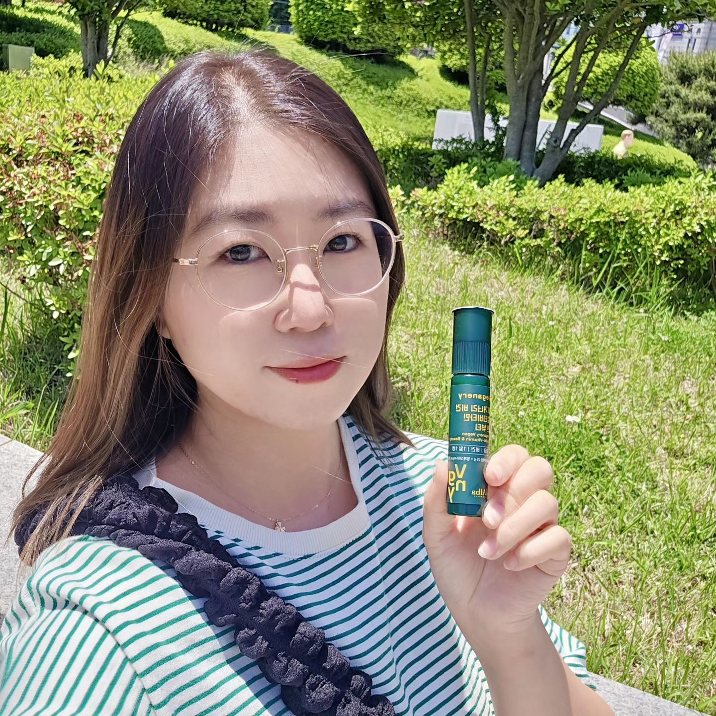 #협찬

맛있게 챙기는 내 건강 비타민 ♡

달바비거너리 멀티비타민은 
에너지 충전과 함께 피부 보습도 관리할 수 있다는 사실

간단하게 한병으로 관리할 수 있는데
미니백에 넣어다니기에도 좋은 사이즈임

챙겨다니면서 피곤이 몰려온다 싶을 때
에너지 충전해주기 

달바비거너리 멀티비타민에는 
일일 영양 성분 기준치 100%를 충족시키는
비타민 1ㅣ종과 더불어 미네랄 7종에 대해 과학적으로 배합한 멀티비타민 히알루론산도 일일 섭취 최대 함량이라고하는 240mg이 딱 포함되어 있어 
자외선에 수분 관리까지도 가능하답니다 

텁텁한 맛이 아닌 
기분좋은 상콤달콤 샤인머스캣 맛임 ㅎㅎ

원료도 독일, 미국 등 믿을 수 있는 원산지만을 
선택한ㅈ프리미엄 비타민이예요
 
#비거너리 #veganery #달바 #비거너리멀티비타민 #달바멀티비타민 #멀티비타민추천 #멀티비타민앤뷰티
#올인원비타민 #비타민추천