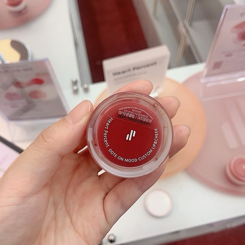 [ Musinsa beauty ‘Heart percent’ ♥️ ]

양면으로 되어 있고 한쪽은 살짝 보드라우면서 매트하고
반대편은 글로우해 섞어주면 예쁜 발색이 가능하다

발그레한 빛의 테스터는 ‘M07 플럼 로즈’ 🌷
원픽은 ‘G07 플럼 밤‘ 

좀더 쨍한 장밋빛 🥀

색상 범위가 무척 넓어서 여러 피부색에, 혹은 표현하고자 하는 메이크업 무드에 맞춰 다양한 활용이 가능할 것 같다
.
.♥️♥️
.
#도트온무드커스텀립앤치크 #무신사뷰티 #하트퍼센트
#듀얼타입 #립앤치크 #긱앤플럼