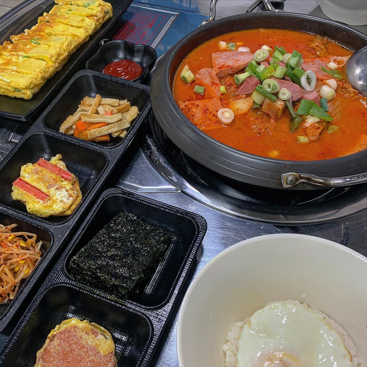 #협찬
공항 내리자마자 그리웠던 한식 먹으러 갈 사람🙋🏻

▪업체명▪

짜글이천국 방화점

▪메뉴🍽▪

돼지스팸 짜글이 10,0(1인)
계란말이 6,0

💬한줄평

마곡 사는 칭구네 놀러갔다가 오랜만에 짜글이 땡겨서 다녀옴
뭐 먹지 고민하다가 인기라고 써진 돼지스팸으로🐽
짜글이 칭구 계란말이까지 야무지게 주문
 
넉넉히 들어간 스팸 굳
기본 반찬들도 굳
부농햄 조음💕
짜글이답게 짭조롬 한것이 계란말이랑 흰 밥이랑 넘 잘 어울린다
기본적으로 양이 넉넉해서 가성비가 좋은게 맘에 들고 배달로도 많이 시켜먹는 것 같았다

해외여행 다닐 때 찌개류가 많이 생각나는데 그중에서도 밥에 와아앙 비벼먹는 짜글이 떠오를때가 많다
한국 들어오자마자 한식 땡길때 요기 추천🙌🏻

📍주소

서울 강서구 방화대로21길 90
.
.
.
#김포공항맛집 #방화동맛집 #공항시장맛집 #짜글이 #한식짱 #찌개맛집 #김치찌개 #짜글이천국방화점