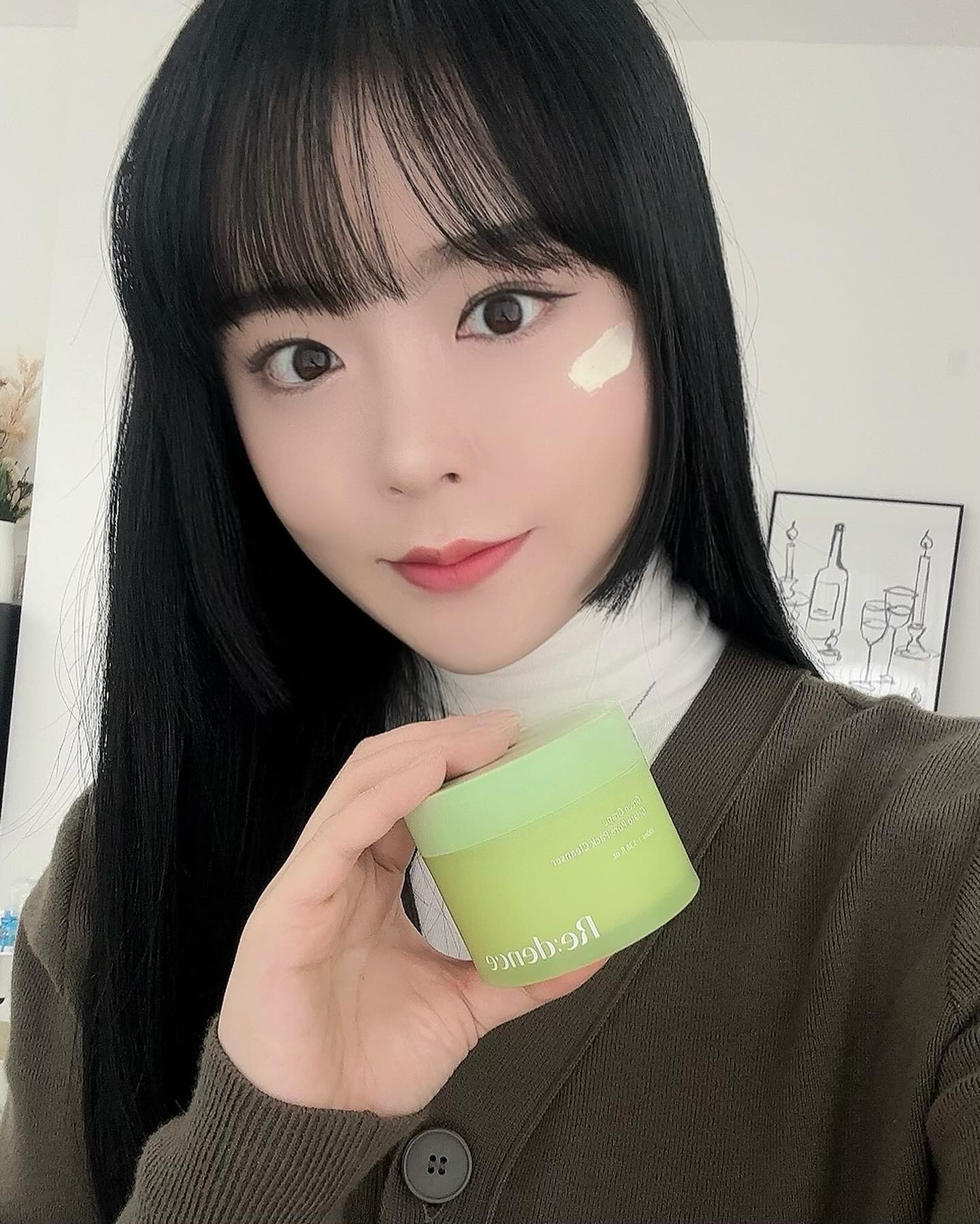 #광고 redence_official
메이크업 후 클렌징 다들 어떻게 하고 계시나요?
저는 피부 관리도 신경 쓸 수 있는 클렌저를 사용하고 있어요!

바로 리덴스 팩클렌저 인데요-💚
모공 세척과 수축에 특화된 팩 클렌저에 미산성 제형으로 
세안 후에도 당기지 않고 촉촉하더라구요?💧

게다가 공기 입자 함유로 부드러운 발림성은 물론! 
병풀줄기잎가루 함유로 저자극 진정 스크럽 효과까지🥰

여러 클렌징을 반복하다 보면 얼굴이 당겨 고민이었는데, 
하나로 꼼꼼하고 깨끗하게 클렌징 할 수 있어서 좋아요!

저와 같은 고민이라면 #리덴스 #팩클렌저 추천드려요🥹

#피부장벽 #피부장벽강화크림 #피부관리 #캡슐크림 #듀얼캡슐 #미백크림 #청포도젤라또포어팩클렌저 #리덴스팩클렌저 #클렌저 #젤라또팩클렌저 #클렌징