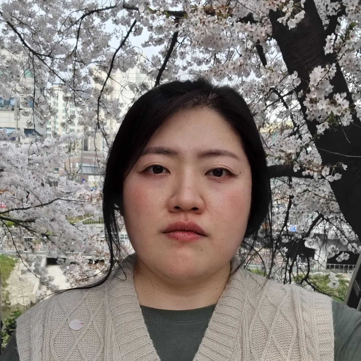 꽃놀이중 찍어본 증사스타일사진, 사실 옷에떨어진 꽃잎때문에 찍음ㅋㅋ  여권도 면허증도 갱신해야되는데 살이안빠짐 ㅋㅋ 이것도 10년뒤보면 잘나왔다 하겠지